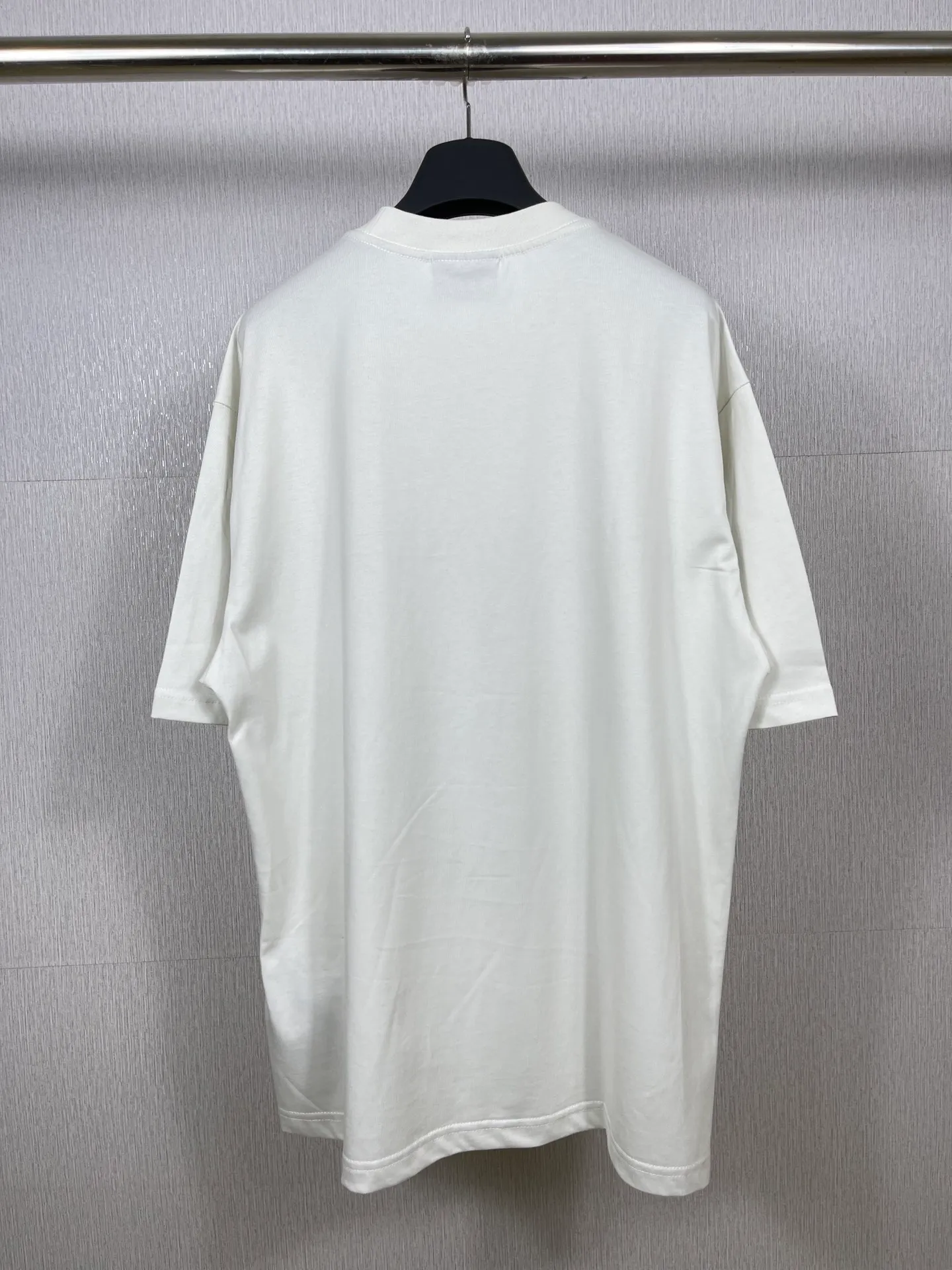 🅿️176 Real photos [Top version. Official website quality] BALENCI*GA/Paris BALENCI*GA# 2023 spring and summer new style, refrigerator energy meter environmental protection logo short-sleeved T-shirt. 2023 spring and summer new product. Brick cabinet synchronization. The fabric is made of Paris ZP custom-woven and dyed 100% cotton double yarn compact cotton. The weight is 260 grams. The cloth surface is clean. The cloth pattern is clear. Soft and comfortable. Good color fastness. Not easy to change color. The threads are woven and dyed with no color difference. The printing uses imported environmentally friendly rubber paddles, cutting piece positioning, precision stencils, fine LOGO letters, clear letters, no burrs. The effect is three-dimensional, which is different from ordinary printing in the market. Restore brick cabinets. Comparisons welcome. The version adopts OS loose shoulder design. Same style for men and women. Code: BL223097 Color: Black. Beige Size: XS to L