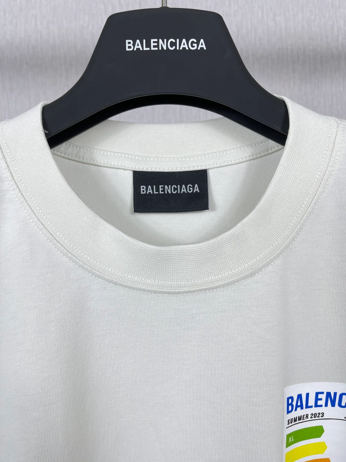 🅿️176 Real photos [Top version. Official website quality] BALENCI*GA/Paris BALENCI*GA# 2023 spring and summer new style, refrigerator energy meter environmental protection logo short-sleeved T-shirt. 2023 spring and summer new product. Brick cabinet synchronization. The fabric is made of Paris ZP custom-woven and dyed 100% cotton double yarn compact cotton. The weight is 260 grams. The cloth surface is clean. The cloth pattern is clear. Soft and comfortable. Good color fastness. Not easy to change color. The threads are woven and dyed with no color difference. The printing uses imported environmentally friendly rubber paddles, cutting piece positioning, precision stencils, fine LOGO letters, clear letters, no burrs. The effect is three-dimensional, which is different from ordinary printing in the market. Restore brick cabinets. Comparisons welcome. The version adopts OS loose shoulder design. Same style for men and women. Code: BL223097 Color: Black. Beige Size: XS to L