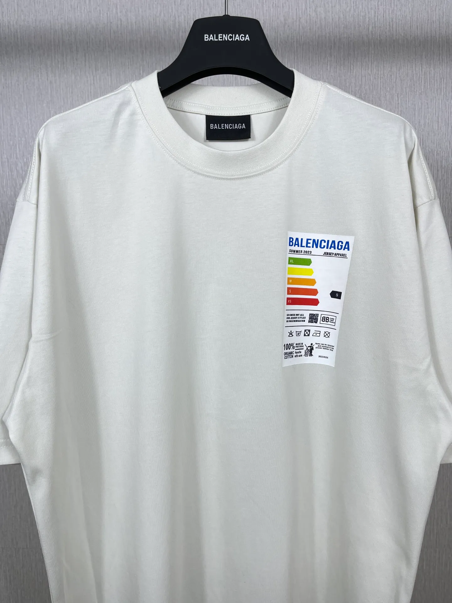 🅿️176 Real photos [Top version. Official website quality] BALENCI*GA/Paris BALENCI*GA# 2023 spring and summer new style, refrigerator energy meter environmental protection logo short-sleeved T-shirt. 2023 spring and summer new product. Brick cabinet synchronization. The fabric is made of Paris ZP custom-woven and dyed 100% cotton double yarn compact cotton. The weight is 260 grams. The cloth surface is clean. The cloth pattern is clear. Soft and comfortable. Good color fastness. Not easy to change color. The threads are woven and dyed with no color difference. The printing uses imported environmentally friendly rubber paddles, cutting piece positioning, precision stencils, fine LOGO letters, clear letters, no burrs. The effect is three-dimensional, which is different from ordinary printing in the market. Restore brick cabinets. Comparisons welcome. The version adopts OS loose shoulder design. Same style for men and women. Code: BL223097 Color: Black. Beige Size: XS to L
