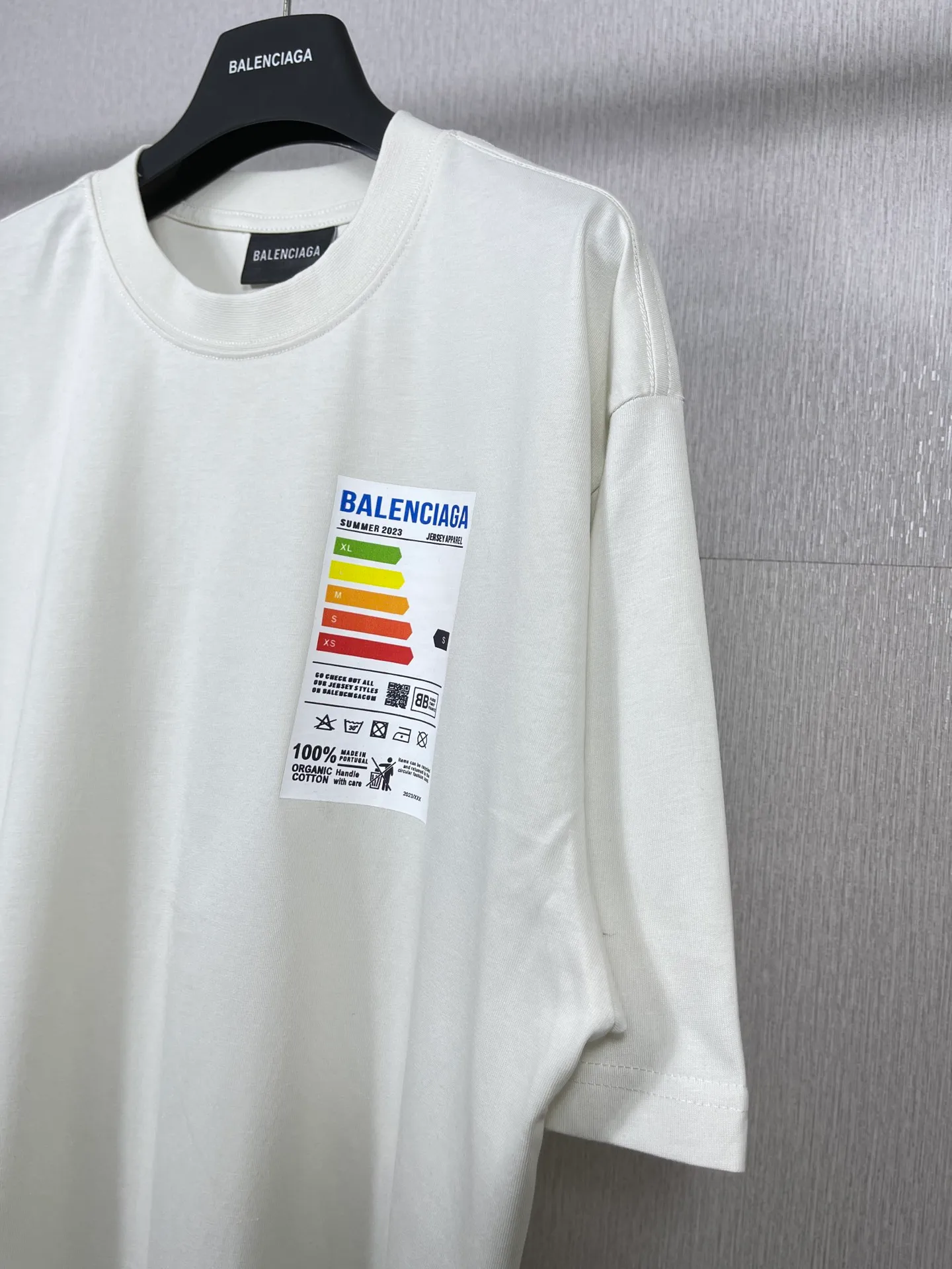 🅿️176 Real photos [Top version. Official website quality] BALENCI*GA/Paris BALENCI*GA# 2023 spring and summer new style, refrigerator energy meter environmental protection logo short-sleeved T-shirt. 2023 spring and summer new product. Brick cabinet synchronization. The fabric is made of Paris ZP custom-woven and dyed 100% cotton double yarn compact cotton. The weight is 260 grams. The cloth surface is clean. The cloth pattern is clear. Soft and comfortable. Good color fastness. Not easy to change color. The threads are woven and dyed with no color difference. The printing uses imported environmentally friendly rubber paddles, cutting piece positioning, precision stencils, fine LOGO letters, clear letters, no burrs. The effect is three-dimensional, which is different from ordinary printing in the market. Restore brick cabinets. Comparisons welcome. The version adopts OS loose shoulder design. Same style for men and women. Code: BL223097 Color: Black. Beige Size: XS to L