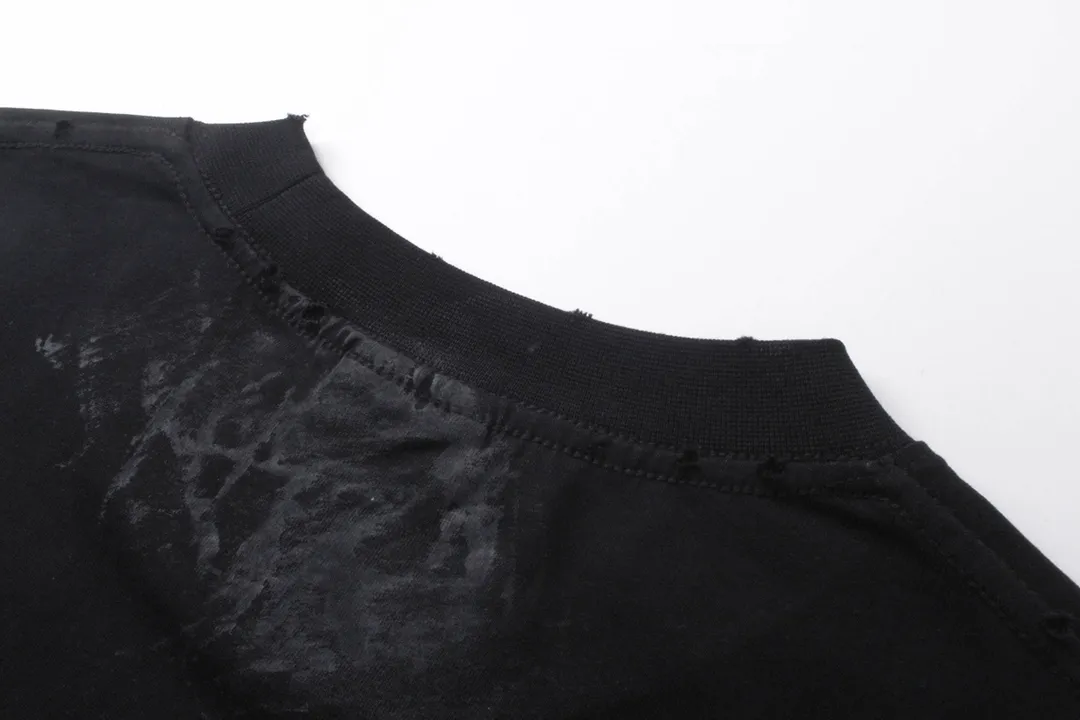 🅿️220 Detailed Pictures [Top version. Official website quality] BALENCI*GA/Paris. 2024 latest Paris Eiffel Tower inkjet graffiti hand-painted gradient color print washed distressed short-sleeved T-shirt. Overweight craftsmanship, brick cabinet synchronization. ⚠️Distinguish the market currency, genuine development, weight 260 grams, ground. The hand-painted is consistent with ZP, and the printing uses Kornit digital direct printing. The garments are washed, worn and worn. Graffiti are hand-painted. The whole piece is designed with extra heavy craftsmanship. Comparisons welcome. The version adopts OS loose shoulder design. Same style for men and women. Code: BL223321 Color: Black Size: XS to L