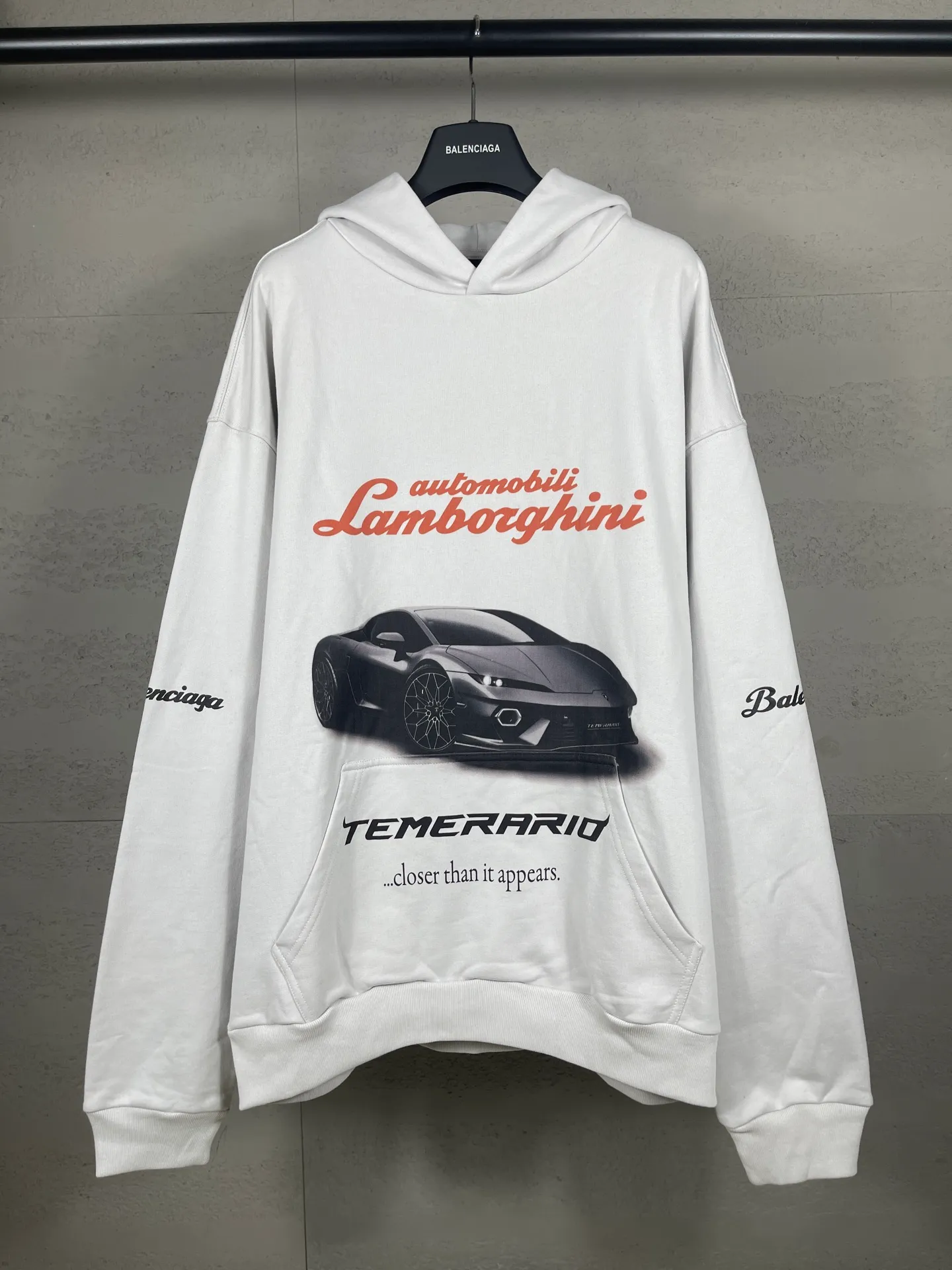 🅿️360 real photos [Top version. Official website quality] BALENCI*GA/Paris co-branded Lamborghini Lamborghini front and back left and right sleeve direct-injection printed hooded sweatshirt SS25 latest model. Research and development at the first time, different market currencies. Comparisons welcome. The fabric is made of Paris ZP custom-woven and dyed cotton sweatshirt. Weighing 460 grams, the cloth surface is clean. The cloth pattern is clear, soft and comfortable. The threads are dyed with no color difference. Printing adopts computer direct printing. The pattern letters are clear, three-dimensional and without burrs. Jubie market produces pictures based on pictures. Welcome to compare. The version adopts OS loose shoulder design. Same style for men and women. Code: BL259931 Color: white gray, Size: XS S M L