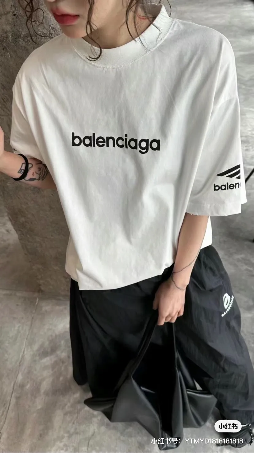 ♻️💯Reference model picture for the upper body❤️Top tested version BALENCIAGA/Balenciaga 2024 SS large LOGO printed ski series short-sleeved T-shirt ✅No.1 quality in this market Real ceiling quality ✅All original development drawings pay attention to details to avoid mixed use of stolen pictures ✅Correct 260g custom-woven and dyed double yarn pure cotton fabric Custom-dyed threads without color difference ✅Correct imported material printing Conley machine white ink direct injection process The letters are clear and three-dimensional Strong and does not fall off. ✅ Overweight craftsmanship. The original version is the same. Different market currency. Let me explain why mine is a little more expensive than others. 1. It seems to be a simple printing or embroidery. In fact, it is not simple at all. 10000% imported machine restoration. It is not just words. You are welcome to compare with peers. 2. Each model is produced by the company. The details of the workmanship and fabrics are consistent with the original ones. There is no color difference between the guarantee and the counter. Re-engraving is not terrible. Whoever is fake is embarrassed. It’s not shameful to make a replica, it’s shameful if you can’t buy the correct version if you make a replica. 3. Note that the threaded collars are all original collars of certain countries and regions, with high wrapping. The width of the neckline and cabinets are accurate to the millimeter. Thick necklines are not easy to deform. The collars of high-end products are all restored cabinets. They are different from the big collars in the world. Ordinary garbage short-sleeves are printed with a print. The clavicle of the upper body is exposed. Please be patient. Customers who have bought genuine products or have seen genuine products will come back to place orders again. This is quality. This is quality. 4. Different styles of washed wheat main wheat, including imported wheat, have different colors and codes. Really restore the counter. As we all know, Balenciaga has different English or different colors on the collar labels of each quarter. This distinguishes the fast food products with the same common main wheat washed wheat. 5. Pay attention to the workmanship. The stitching at the neckline has no folds, smooth and natural without overlapping lines, and truly restores this. This is something that many people cannot do. 6. The fabric is made of 260g Paris-specific double yarn. No one can make better fabrics than my family. There's really no way to compare it with the ordinary version on the market. Respect it. It's genuine and costs thousands of dollars anyway. Don't buy street stalls. Quality 7. The workmanship is fully restored. The packaging is fully restored. The cost is huge. 8. I guarantee here that this is the highest quality you can find. Color: Black Size: XS--L P:260