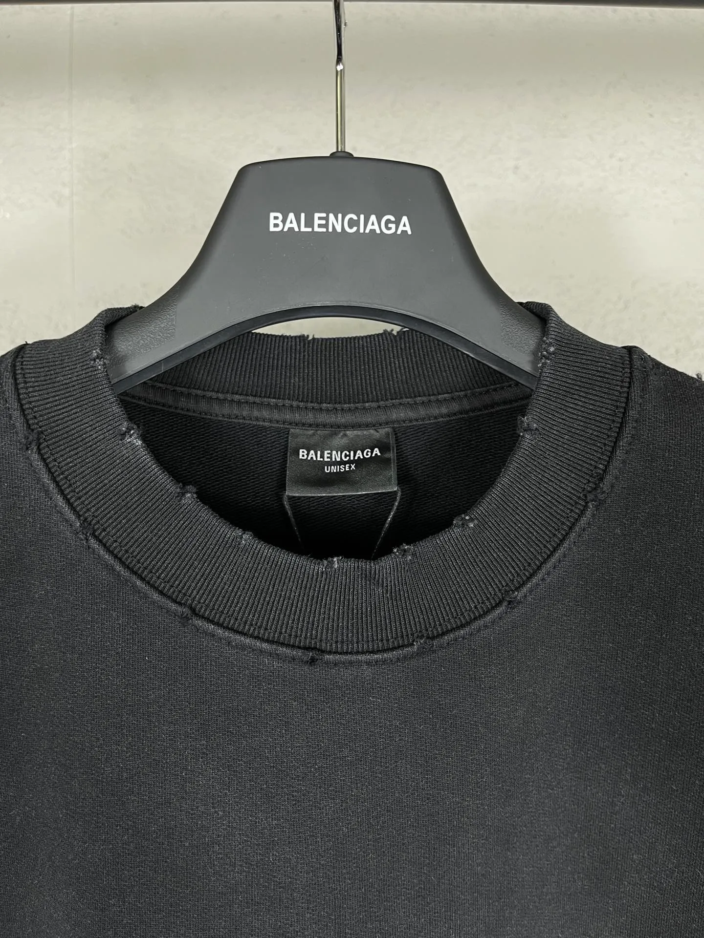 🅿️280 real photos [Top version. Official website quality] BALENCI*GA/Paris. 23ss latest classic hot model. Purchase the original board at the first time. Color. Printing. Washing. Production and authenticity. Wrong version in Jubie market. Welcome to compare. Tape direct printing. Ready-to-wear, 2 washes, frayed and distressed round neck sweatshirt. The brick cabinet is synchronized. The fabric is made of Paris ZP custom-woven and dyed cotton sweatshirt. The weight is 450 grams. The cloth surface is clean. The cloth pattern is clear, soft and comfortable, and the threads are dyed with no color difference. The classic pattern adopts Kornit imported direct injection. The letters are clear and the effect is three-dimensional. Restored brick cabinet. The garments were washed and aged, and polished by many hands. Produced by ultra-heavy craftsmanship, special market currency. Note⚠️ZP fabric is made of fine-grained yarn. Pay attention to the big difference! Welcome to compare! The version adopts OS loose shoulder version. The same style for men and women. Code: BL235567 Color: dark gray blue, washed black Size: XS S M L