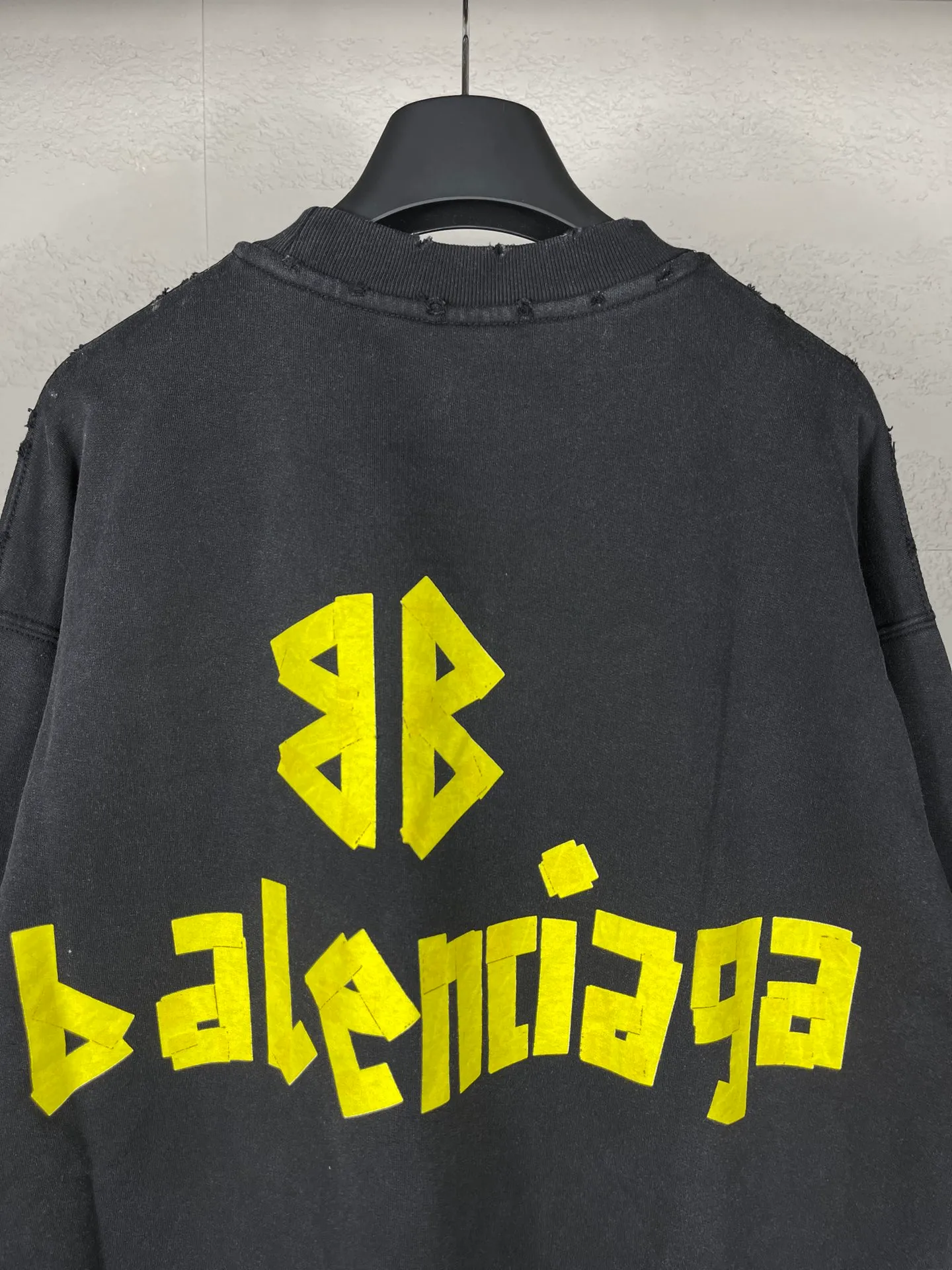 🅿️280 real photos [Top version. Official website quality] BALENCI*GA/Paris. 23ss latest classic hot model. Purchase the original board at the first time. Color. Printing. Washing. Production and authenticity. Wrong version in Jubie market. Welcome to compare. Tape direct printing. Ready-to-wear, 2 washes, frayed and distressed round neck sweatshirt. The brick cabinet is synchronized. The fabric is made of Paris ZP custom-woven and dyed cotton sweatshirt. The weight is 450 grams. The cloth surface is clean. The cloth pattern is clear, soft and comfortable, and the threads are dyed with no color difference. The classic pattern adopts Kornit imported direct injection. The letters are clear and the effect is three-dimensional. Restored brick cabinet. The garments were washed and aged, and polished by many hands. Produced by ultra-heavy craftsmanship, special market currency. Note⚠️ZP fabric is made of fine-grained yarn. Pay attention to the big difference! Welcome to compare! The version adopts OS loose shoulder version. The same style for men and women. Code: BL235567 Color: dark gray blue, washed black Size: XS S M L