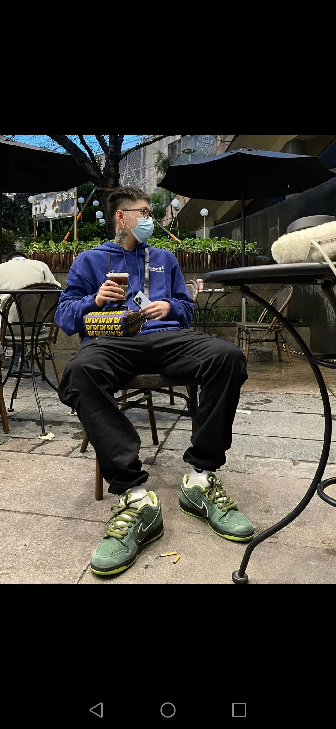 ♻️💯Reference model picture for the upper body❤️The top tested version of Balenciaga BALENCIAGA classic cola wave print hooded sweatshirt. ZP pattern original development. 1:1 customized accessories. Packaging (including logo Sydney paper + new main mark + washing + hang tag). The whole sweatshirt is made of 460g pure cotton large terry, and the wet weight can reach 490, which is full of thickness. The printing uses the Israeli Kornit digital direct-injection process. The dye is added with 0.028 granular nano-plastics. When sprayed on the fabric, it has strong adhesion and is not afraid of strong washing and exposure (it is recommended to take care of the clothes), ensuring that the printing will not fall off after wearing. Customized washing, labeling, accessories, and hardware can reach professional standards. Whole piece of clothing, hat string, threaded fabric, produced in the same vat, 0 color difference, color: dark blue, size: XS-L P:450