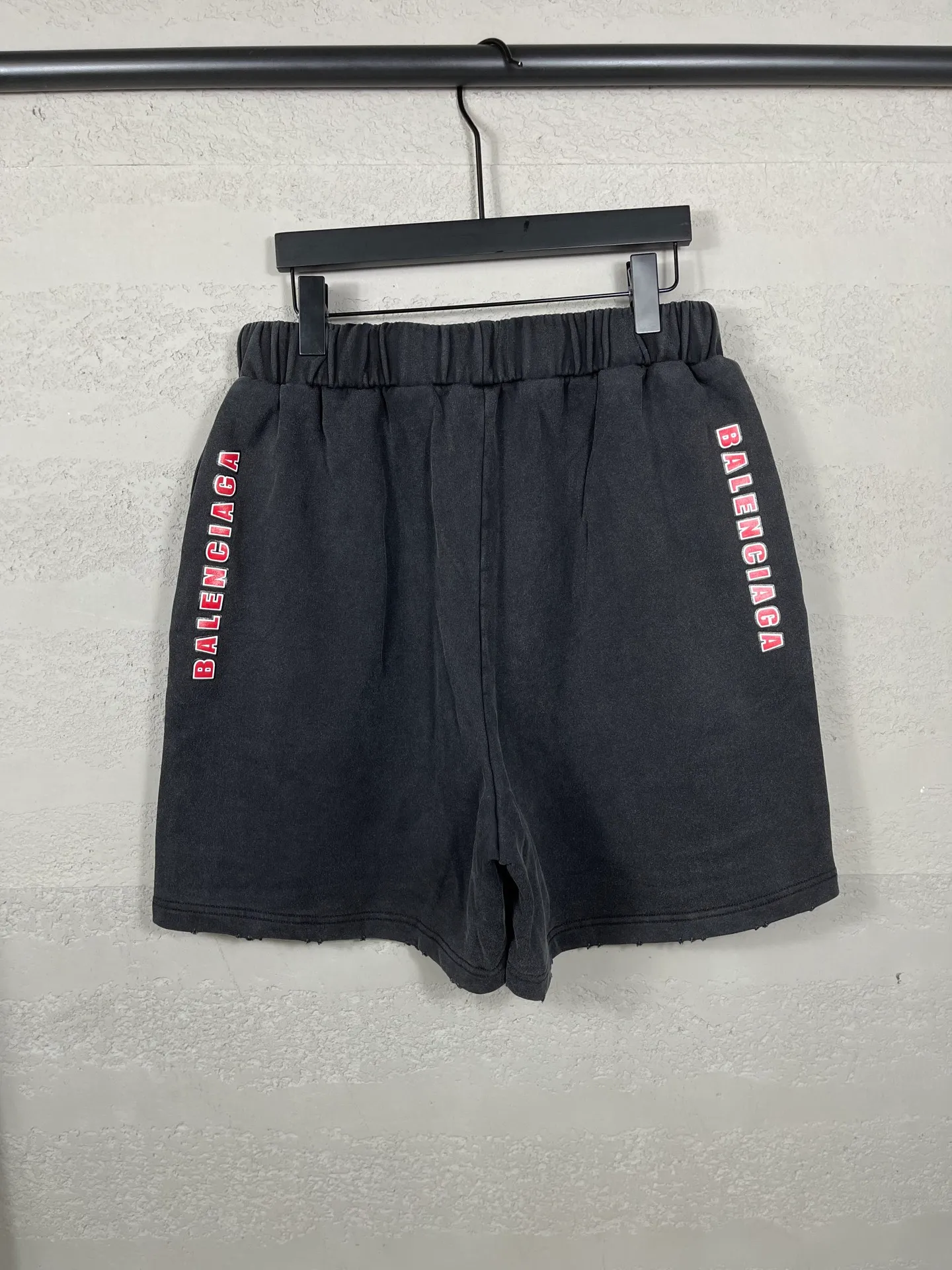 🅿️226 real photos [Top version. Official website quality] BALENCI*GA/Paris. 2025 new model. Double ring printing on the front left and right, letter printing on the back left and right, washed, distressed and worn shorts. Brick cabinet synchronization. Genuine product developed at the first time, enjoy printing and comparison! The fabric is made of Paris ZP custom-woven and dyed cotton terry sweatshirt, with a weight of 460 grams. The cloth surface is clean. The cloth pattern is clear, the hand feels soft and comfortable, and the imported environmentally friendly rubber paddles are used for printing. The letters are clear and the effect is three-dimensional. The version adopts a loose version. The same style for men and women. Code: BL257028 Color: washed black Size: XS S M L