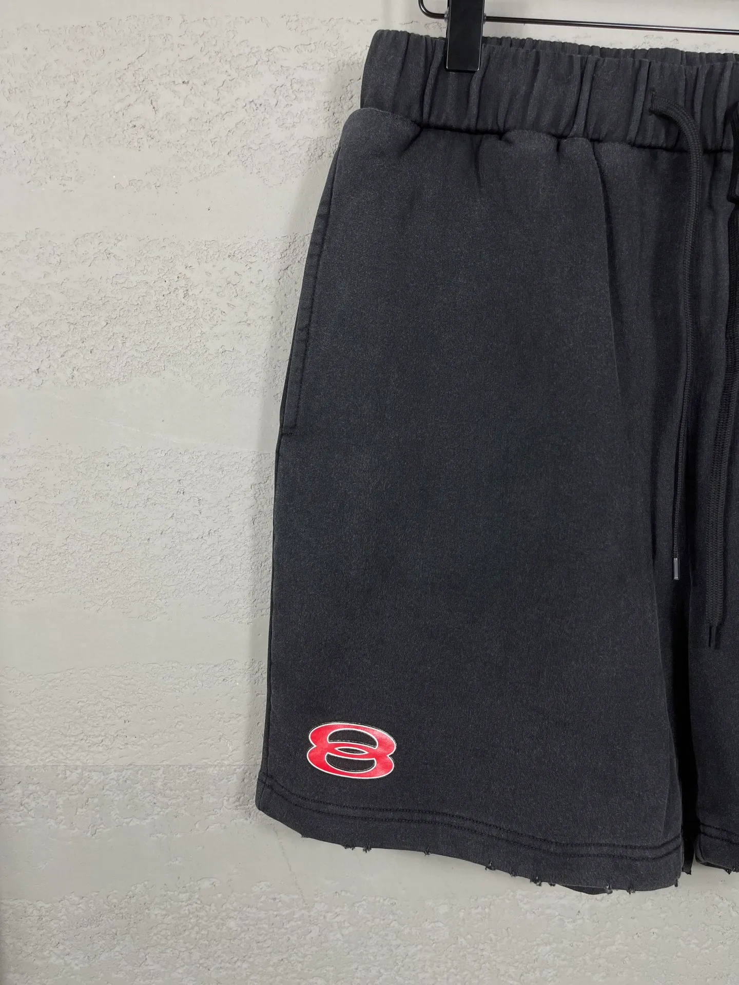 🅿️226 real photos [Top version. Official website quality] BALENCI*GA/Paris. 2025 new model. Double ring printing on the front left and right, letter printing on the back left and right, washed, distressed and worn shorts. Brick cabinet synchronization. Genuine product developed at the first time, enjoy printing and comparison! The fabric is made of Paris ZP custom-woven and dyed cotton terry sweatshirt, with a weight of 460 grams. The cloth surface is clean. The cloth pattern is clear, the hand feels soft and comfortable, and the imported environmentally friendly rubber paddles are used for printing. The letters are clear and the effect is three-dimensional. The version adopts a loose version. The same style for men and women. Code: BL257028 Color: washed black Size: XS S M L