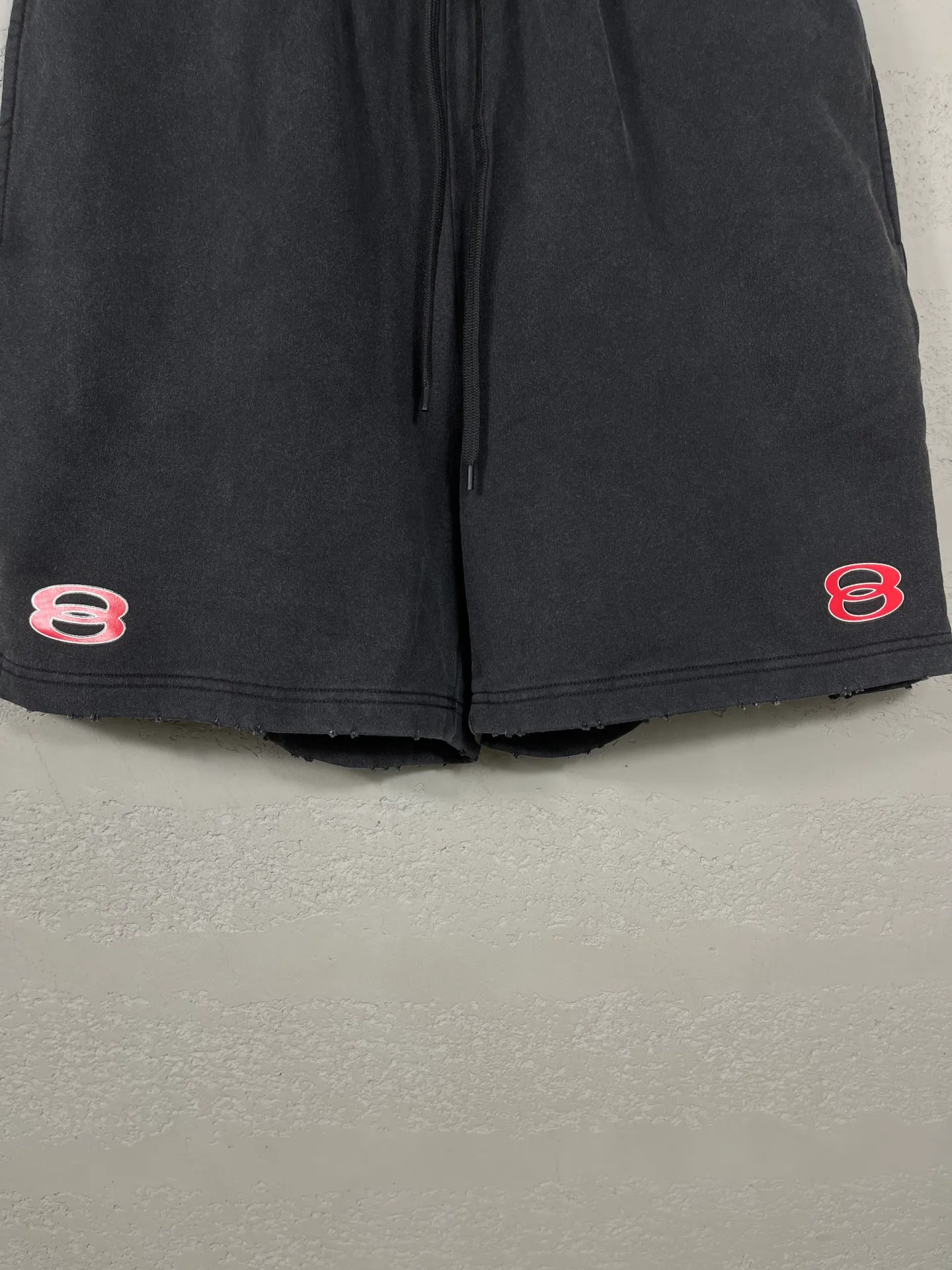 🅿️226 real photos [Top version. Official website quality] BALENCI*GA/Paris. 2025 new model. Double ring printing on the front left and right, letter printing on the back left and right, washed, distressed and worn shorts. Brick cabinet synchronization. Genuine product developed at the first time, enjoy printing and comparison! The fabric is made of Paris ZP custom-woven and dyed cotton terry sweatshirt, with a weight of 460 grams. The cloth surface is clean. The cloth pattern is clear, the hand feels soft and comfortable, and the imported environmentally friendly rubber paddles are used for printing. The letters are clear and the effect is three-dimensional. The version adopts a loose version. The same style for men and women. Code: BL257028 Color: washed black Size: XS S M L