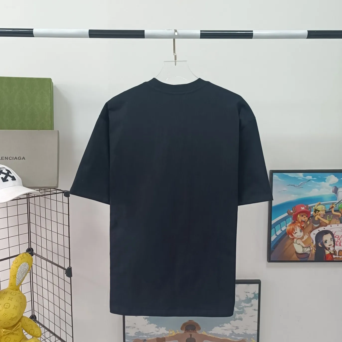 [New] The top tried and tested version of Balenciaga/Balenciaga 2023ss spring new BB lock letter embroidered round neck pullover T-shirt. The appearance of B's ​​single product is of course outstanding. It will definitely attract attention when paired with a couple's style! Fashionable, relaxed and stylish, the atmosphere suddenly fills up~ It is made of 280g double-ply double-yarn plain cotton loose fabric. Good fabrics give us the intuitive feeling that they are high-end, comfortable, soft, delicate and sinewy. Even if you don’t understand fabrics, the touch can give you a new feeling! The design is also really eye-catching. The co-branded print makes the overall look simple and elegant, high-end and fashionable ~ The BB lock letter embroidery design on the chest breaks the boring and boring design of previous years and makes it more youthful and fashionable, adding a trendy style that keeps pace with the times! An item with obvious high street style, OS loose fit cutting design, and the upper body is very durable. This short-sleeved shirt can definitely add a lot of color to your outfit, and also provide you with more charm and temptation in your daily life. Size: XS-L Color: black, off-white P:240