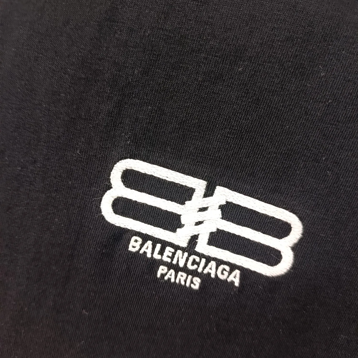 [New] The top tried and tested version of Balenciaga/Balenciaga 2023ss spring new BB lock letter embroidered round neck pullover T-shirt. The appearance of B's ​​single product is of course outstanding. It will definitely attract attention when paired with a couple's style! Fashionable, relaxed and stylish, the atmosphere suddenly fills up~ It is made of 280g double-ply double-yarn plain cotton loose fabric. Good fabrics give us the intuitive feeling that they are high-end, comfortable, soft, delicate and sinewy. Even if you don’t understand fabrics, the touch can give you a new feeling! The design is also really eye-catching. The co-branded print makes the overall look simple and elegant, high-end and fashionable ~ The BB lock letter embroidery design on the chest breaks the boring and boring design of previous years and makes it more youthful and fashionable, adding a trendy style that keeps pace with the times! An item with obvious high street style, OS loose fit cutting design, and the upper body is very durable. This short-sleeved shirt can definitely add a lot of color to your outfit, and also provide you with more charm and temptation in your daily life. Size: XS-L Color: black, off-white P:240