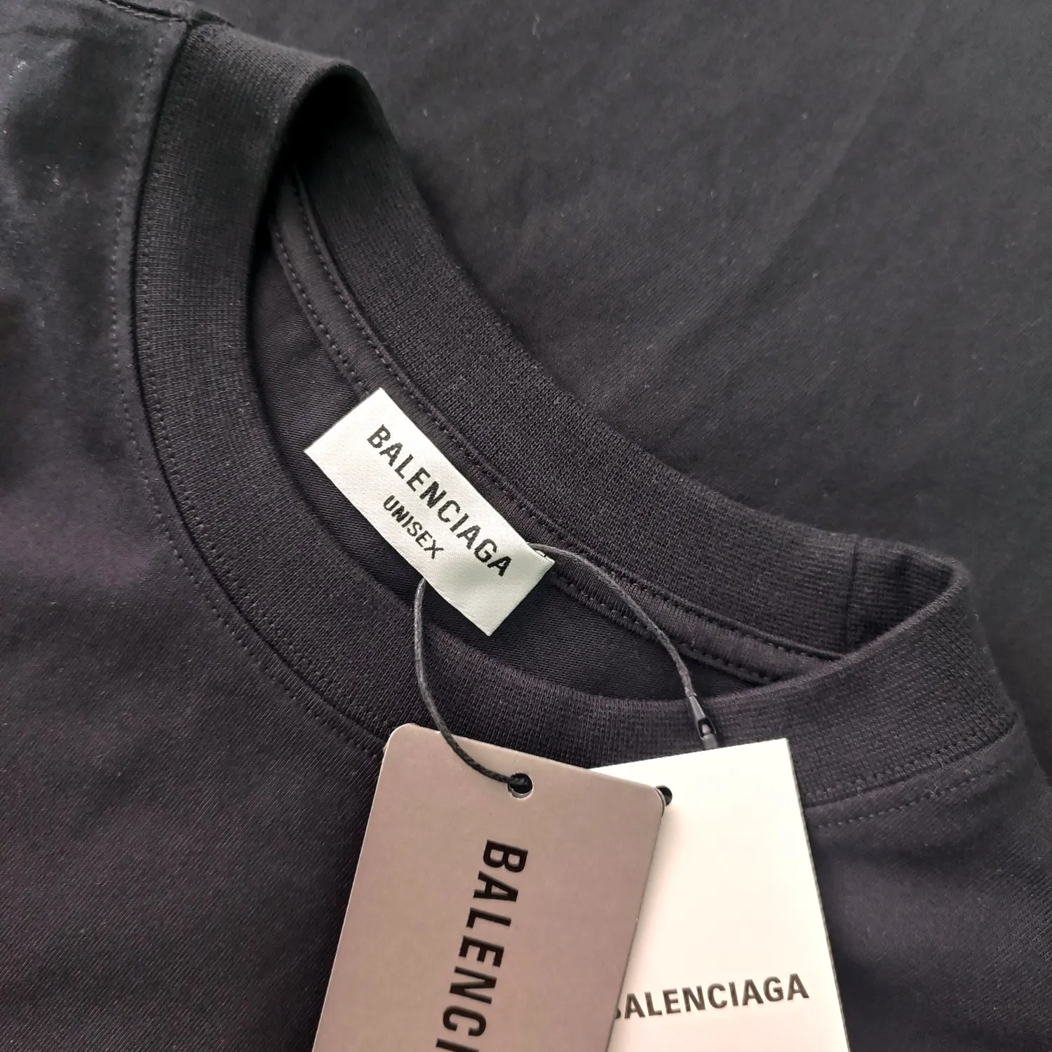 [New] The top tried and tested version of Balenciaga/Balenciaga 2023ss spring new BB lock letter embroidered round neck pullover T-shirt. The appearance of B's ​​single product is of course outstanding. It will definitely attract attention when paired with a couple's style! Fashionable, relaxed and stylish, the atmosphere suddenly fills up~ It is made of 280g double-ply double-yarn plain cotton loose fabric. Good fabrics give us the intuitive feeling that they are high-end, comfortable, soft, delicate and sinewy. Even if you don’t understand fabrics, the touch can give you a new feeling! The design is also really eye-catching. The co-branded print makes the overall look simple and elegant, high-end and fashionable ~ The BB lock letter embroidery design on the chest breaks the boring and boring design of previous years and makes it more youthful and fashionable, adding a trendy style that keeps pace with the times! An item with obvious high street style, OS loose fit cutting design, and the upper body is very durable. This short-sleeved shirt can definitely add a lot of color to your outfit, and also provide you with more charm and temptation in your daily life. Size: XS-L Color: black, off-white P:240