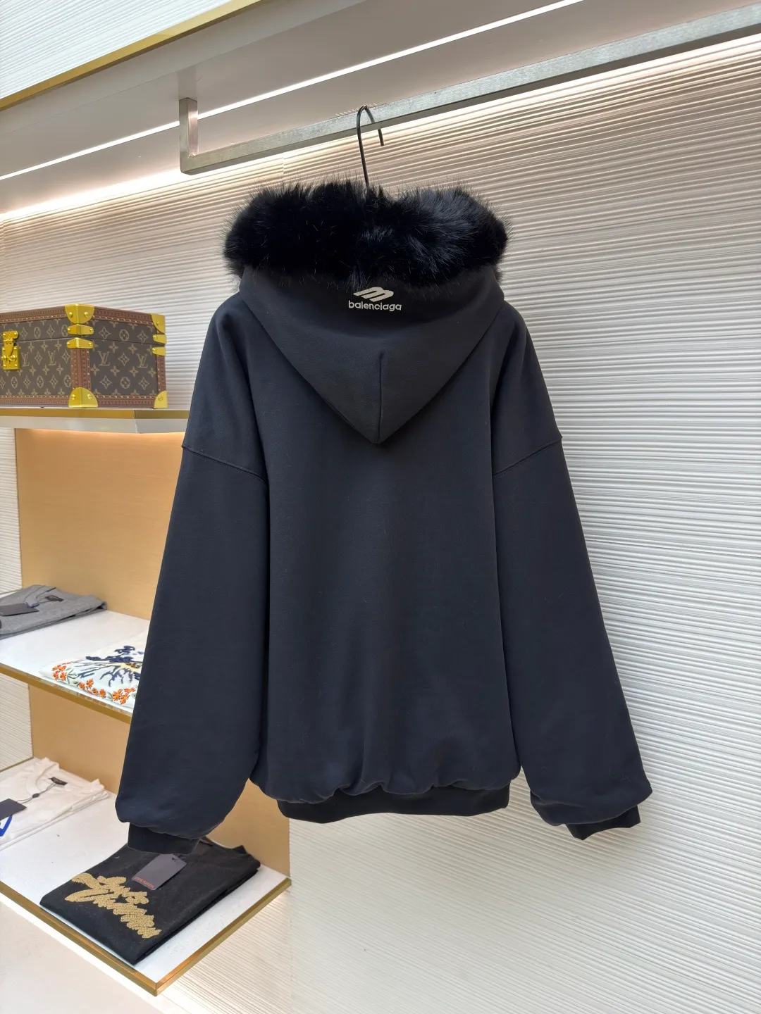 Balenciaga mink fur FLUFFY HOODIE zipper hooded sweatshirt ●Original version: purchased and developed by 15019 ●Item number: 1681665-C10 ●Fabric: cotton fabric ●Technology: imported embroidery production ●Color: black ●Version: loose fit ●Weight: about 1505 grams ●Size: XS-S-M-L ●Description: First of all, it adopts velvet and thickening technology, and a warm down layer is added inside to provide excellent thermal insulation effect. The fabric has been treated with water washing technology to make the overall feel softer and more comfortable, while showing a unique retro texture. In terms of detail processing, precise cutting and sewing processes are used to ensure a loose fit and comfortable wearing. The fur collar at the neckline is made of artificial fur, which not only maintains a soft and fluffy appearance, but also avoids possible allergies caused by animal hair. In addition, the clothes also use imported machine embroidery technology to present brand logos or patterns on the chest or other parts, which enhances the overall sense of fashion and quality. All process links are strictly controlled to ensure the durability and beauty of the product. The overall wiring is straight and delicate, the fabric is comfortable and soft, and the color is consistent without color difference. It can be matched with the same style to create a fashionable look and control various occasions. Customized accessories, complete with three standards, same style for men and women!
