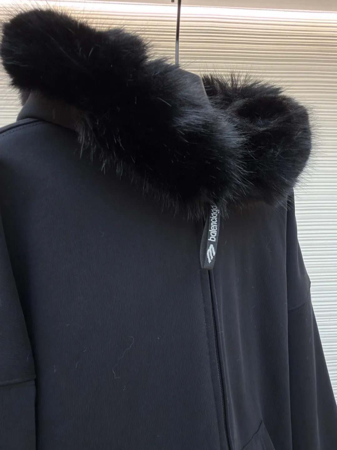 Balenciaga mink fur FLUFFY HOODIE zipper hooded sweatshirt ●Original version: purchased and developed by 15019 ●Item number: 1681665-C10 ●Fabric: cotton fabric ●Technology: imported embroidery production ●Color: black ●Version: loose fit ●Weight: about 1505 grams ●Size: XS-S-M-L ●Description: First of all, it adopts velvet and thickening technology, and a warm down layer is added inside to provide excellent thermal insulation effect. The fabric has been treated with water washing technology to make the overall feel softer and more comfortable, while showing a unique retro texture. In terms of detail processing, precise cutting and sewing processes are used to ensure a loose fit and comfortable wearing. The fur collar at the neckline is made of artificial fur, which not only maintains a soft and fluffy appearance, but also avoids possible allergies caused by animal hair. In addition, the clothes also use imported machine embroidery technology to present brand logos or patterns on the chest or other parts, which enhances the overall sense of fashion and quality. All process links are strictly controlled to ensure the durability and beauty of the product. The overall wiring is straight and delicate, the fabric is comfortable and soft, and the color is consistent without color difference. It can be matched with the same style to create a fashionable look and control various occasions. Customized accessories, complete with three standards, same style for men and women!