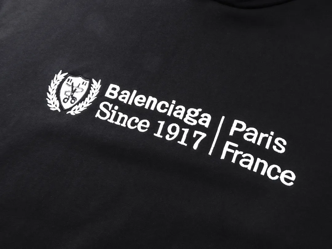 🅿️310 real photos [Top version. Official website quality] BALENCI*GA/Paris. 2024 new model. Wheat ear embroidery on the front. Ready-to-wear frayed and distressed hooded sweater. Brick cabinet synchronization. Genuine product developed at the first time, please print and compare! The fabric is made of Paris ZP custom-woven and dyed cotton terry sweatshirt. Weighing 460 grams, the cloth surface is clean. The cloth pattern is clear, soft and comfortable. The threads are dyed with no color difference. The embroidery uses imported Tajima embroidery machines. The letters are clear and the effect is three-dimensional. The entire garment is worn and distressed. The version adopts OS loose shoulder design. Same style for men and women. Code: BL238903 Color: Black Size: XS. S. M. L