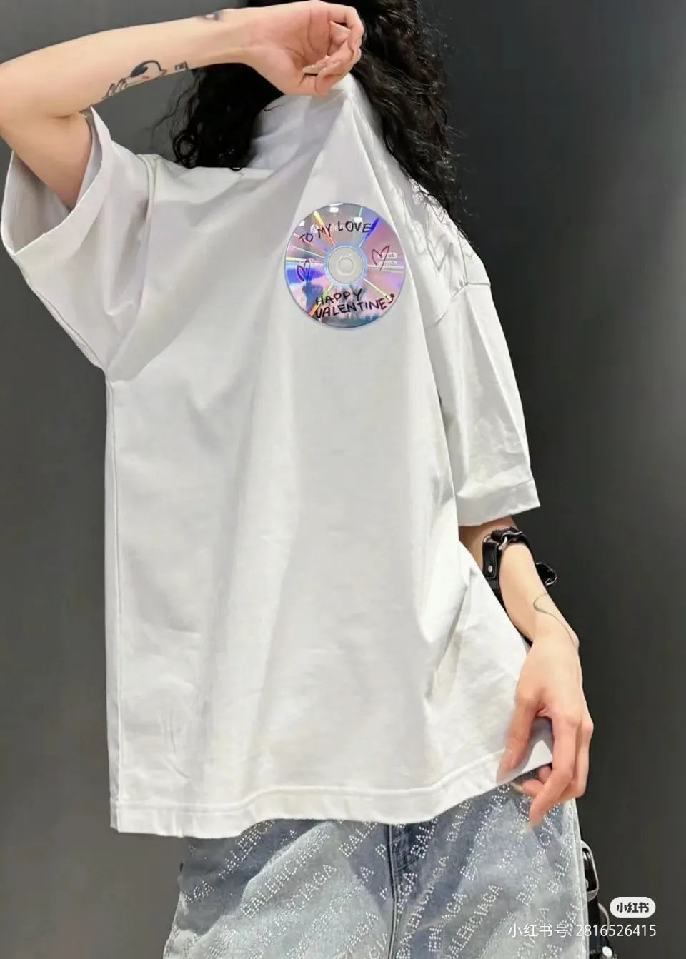 🎀Hot model pictures🎀Top tested version BALENCIAGA 24 Valentine's Day limited edition Love CD short-sleeved T-shirt Decorated with graffiti CD art work on the front, frayed hem effect BALENCIAGA 24 fairy style Special Valentine's Day limited edition with the theme of love CD (this style is not machine washable, only hand washable) New fabric New version Exclusive custom-woven and custom-dyed high-gram weight 300g fabric Soft and comfortable texture Os drop shoulder loose version, the latest brick cabinet synchronization for spring and summer, same style for men and women Color: black white Code number: XS S M L P: 280