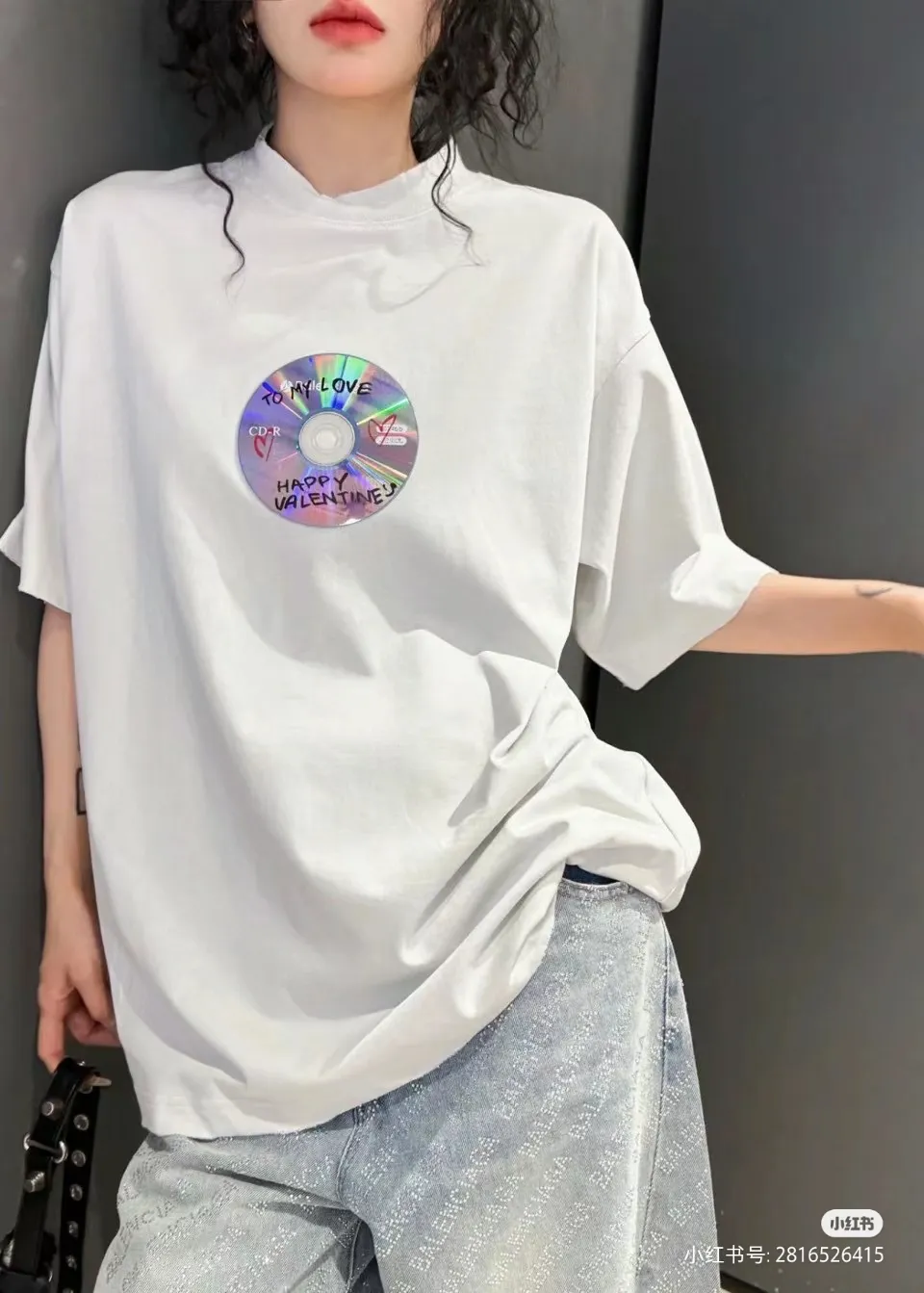 🎀Hot model pictures🎀Top tested version BALENCIAGA 24 Valentine's Day limited edition Love CD short-sleeved T-shirt Decorated with graffiti CD art work on the front, frayed hem effect BALENCIAGA 24 fairy style Special Valentine's Day limited edition with the theme of love CD (this style is not machine washable, only hand washable) New fabric New version Exclusive custom-woven and custom-dyed high-gram weight 300g fabric Soft and comfortable texture Os drop shoulder loose version, the latest brick cabinet synchronization for spring and summer, same style for men and women Color: black white Code number: XS S M L P: 280