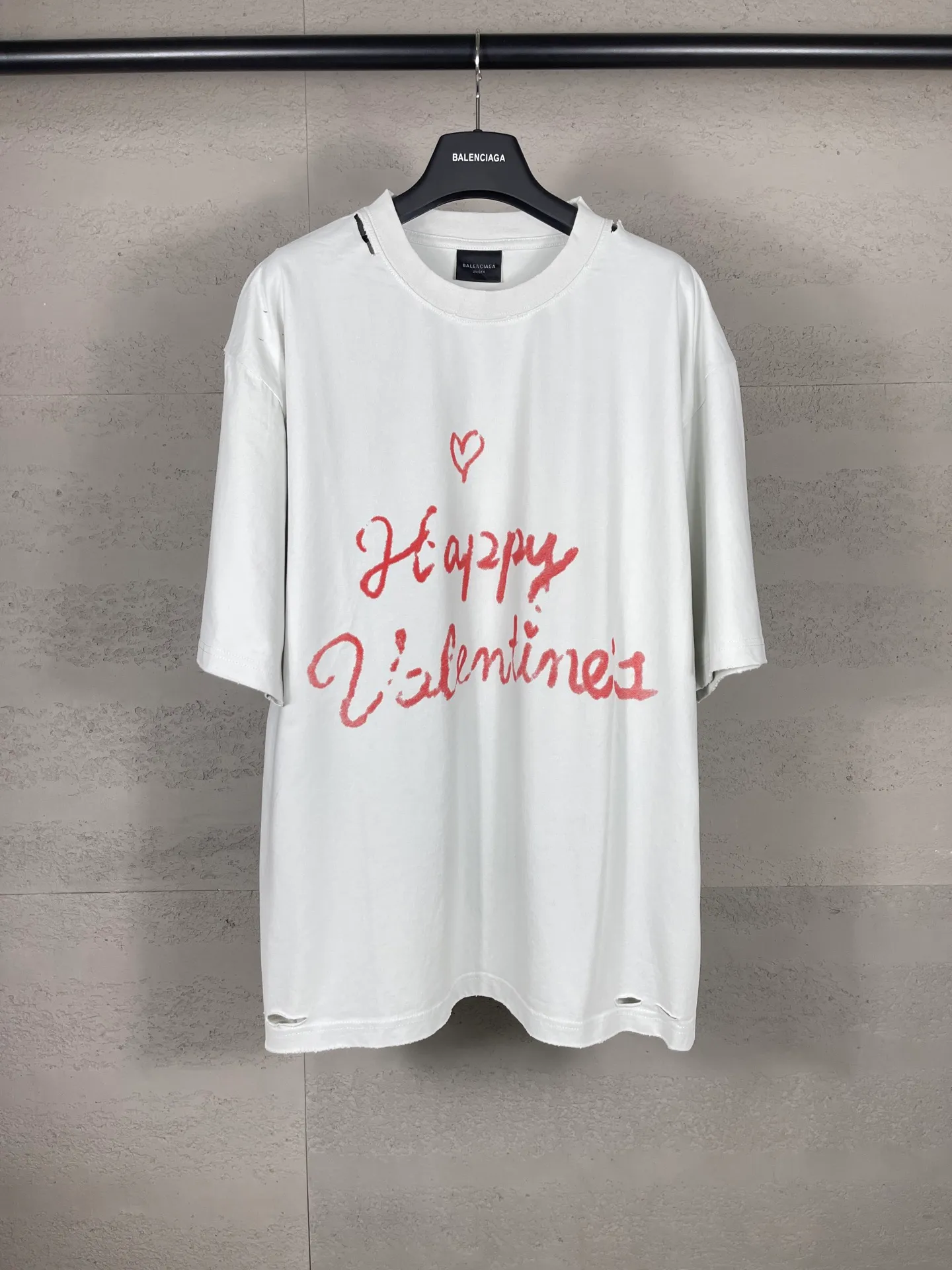 🅿️190 real photos [Top version. Official website quality] BALENCI*GA/Paris.SS25 latest model, Paris Valentine’s Day limited edition. English direct-printed short-sleeved T-shirts on the front and back. Brick cabinet synchronization. Genuine products are developed at the first time. Welcome to compare! . The fabric is made of Paris ZP custom-woven and dyed cotton double yarn. Weighing 260 grams, the cloth surface is clean. The cloth pattern is clear, soft and comfortable. The threads are dyed with no color difference. The printing uses direct-injection environmentally friendly imported materials. The letters are clear and the effect is three-dimensional. The version adopts OS loose shoulder design. Same style for men and women. Code: BL253661 Color: washed black, gray and white. Size: XS S M L