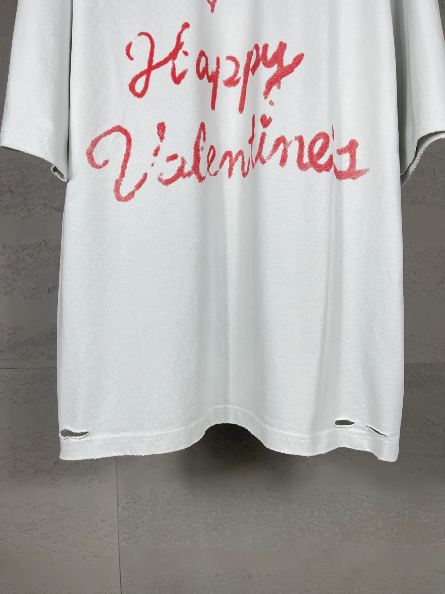 🅿️190 real photos [Top version. Official website quality] BALENCI*GA/Paris.SS25 latest model, Paris Valentine’s Day limited edition. English direct-printed short-sleeved T-shirts on the front and back. Brick cabinet synchronization. Genuine products are developed at the first time. Welcome to compare! . The fabric is made of Paris ZP custom-woven and dyed cotton double yarn. Weighing 260 grams, the cloth surface is clean. The cloth pattern is clear, soft and comfortable. The threads are dyed with no color difference. The printing uses direct-injection environmentally friendly imported materials. The letters are clear and the effect is three-dimensional. The version adopts OS loose shoulder design. Same style for men and women. Code: BL253661 Color: washed black, gray and white. Size: XS S M L