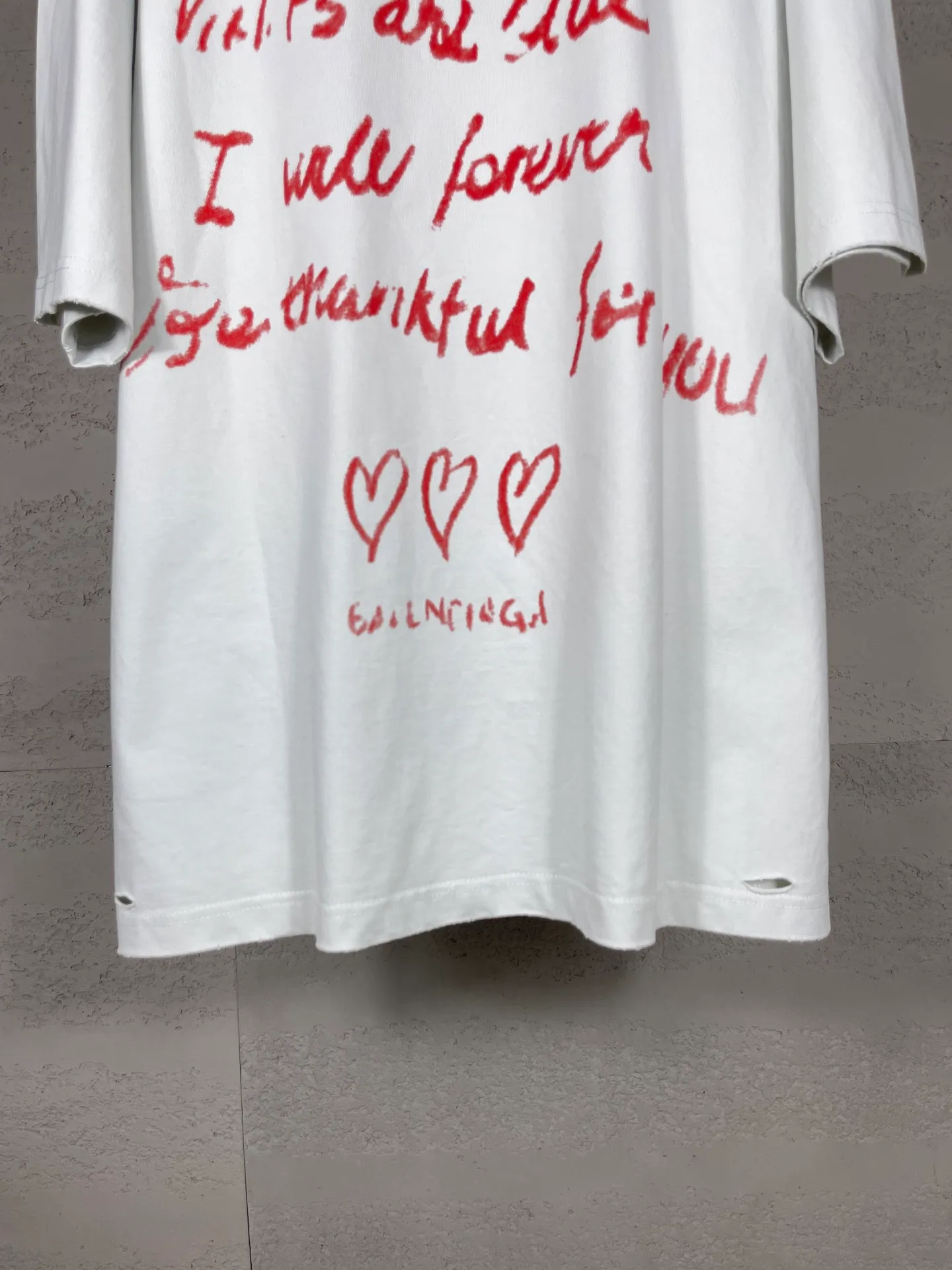 🅿️190 real photos [Top version. Official website quality] BALENCI*GA/Paris.SS25 latest model, Paris Valentine’s Day limited edition. English direct-printed short-sleeved T-shirts on the front and back. Brick cabinet synchronization. Genuine products are developed at the first time. Welcome to compare! . The fabric is made of Paris ZP custom-woven and dyed cotton double yarn. Weighing 260 grams, the cloth surface is clean. The cloth pattern is clear, soft and comfortable. The threads are dyed with no color difference. The printing uses direct-injection environmentally friendly imported materials. The letters are clear and the effect is three-dimensional. The version adopts OS loose shoulder design. Same style for men and women. Code: BL253661 Color: washed black, gray and white. Size: XS S M L