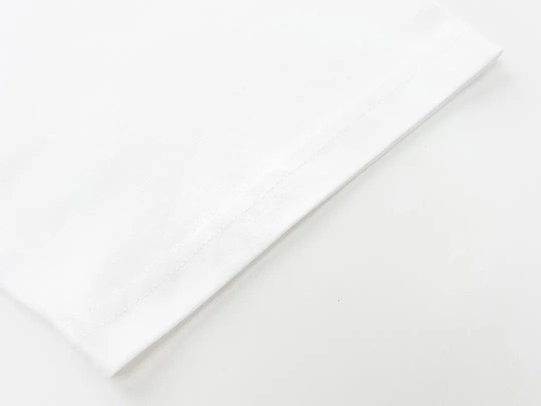 🅿️170 Detailed Pictures [Top version. Official website quality] BALENCI*GA/Paris #front and back initialed letter graffiti short-sleeved T-shirt #brick cabinet synchronization.                       The fabric is made of Paris ZP custom-woven and dyed cotton double yarn, with a weight of 260 grams. The cloth surface is clean. The cloth pattern is clear, soft and comfortable. It has good color fastness and is not easy to change color. The printing has a hand-painted effect. Imported rubber paddles. Restored brick cabinets. The version adopts OS loose shoulder design. Same style for men and women. Code: BL223083 Color: Royal blue. White Size: XS to L