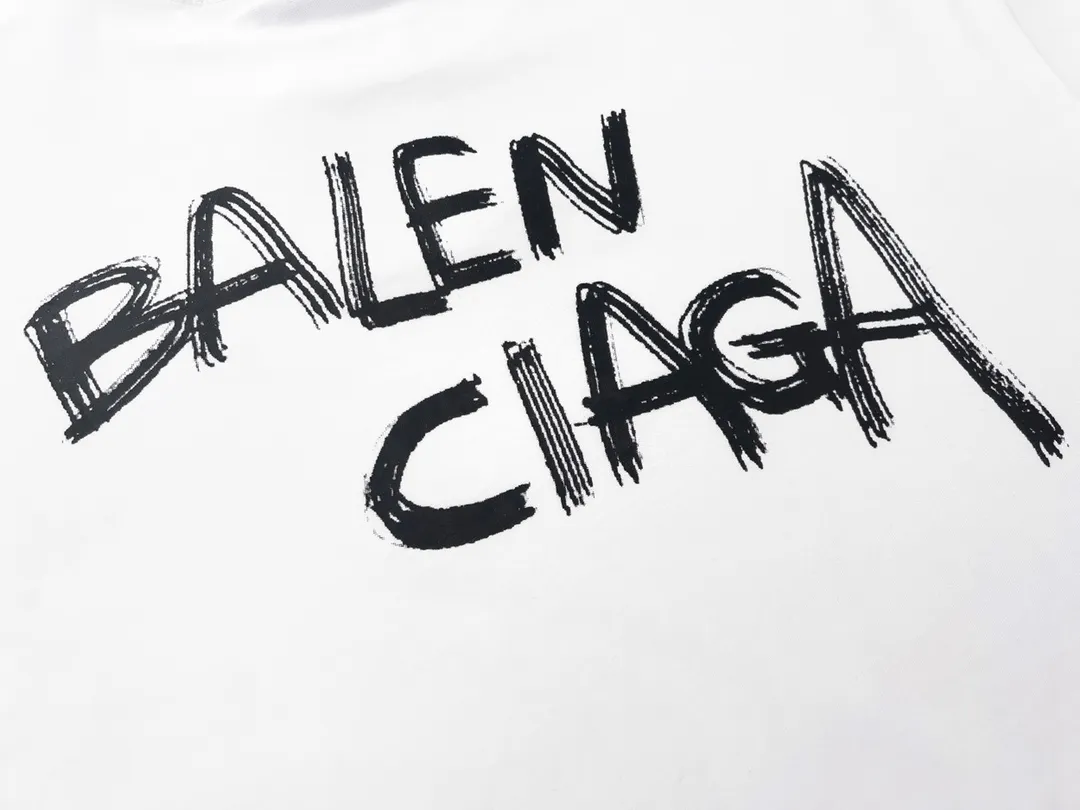 🅿️170 Detailed Pictures [Top version. Official website quality] BALENCI*GA/Paris #front and back initialed letter graffiti short-sleeved T-shirt #brick cabinet synchronization.                       The fabric is made of Paris ZP custom-woven and dyed cotton double yarn, with a weight of 260 grams. The cloth surface is clean. The cloth pattern is clear, soft and comfortable. It has good color fastness and is not easy to change color. The printing has a hand-painted effect. Imported rubber paddles. Restored brick cabinets. The version adopts OS loose shoulder design. Same style for men and women. Code: BL223083 Color: Royal blue. White Size: XS to L