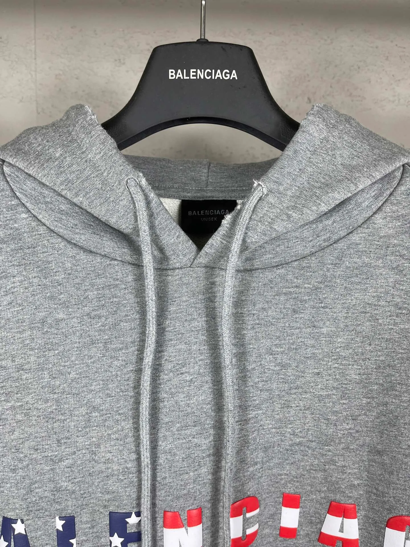🅿️336 Detailed pictures [Top version. Official website quality] BALENCI*GA/Paris. 25ss latest model. Paris English color LOGO foam printed washed and worn hooded sweatshirt. The brick cabinet is synchronized. The fabric is made of Paris ZP custom-woven and dyed cotton sweatshirt, with a weight of 460 grams. The cloth surface is clean. The cloth pattern is clear, soft and comfortable, and the threads are dyed with no color difference. The classic pattern is foam printed using environmentally friendly imported materials, with clear letters and a strong three-dimensional feel. Restored brick cabinet. The garments were washed and aged, and polished by many hands. Produced by ultra-heavy craftsmanship, the market currency is very different, welcome to compare. The version adopts OS loose shoulder design. The same style for men and women. Code: BL259928 Color: Washed black, floral gray Size: XS S M L