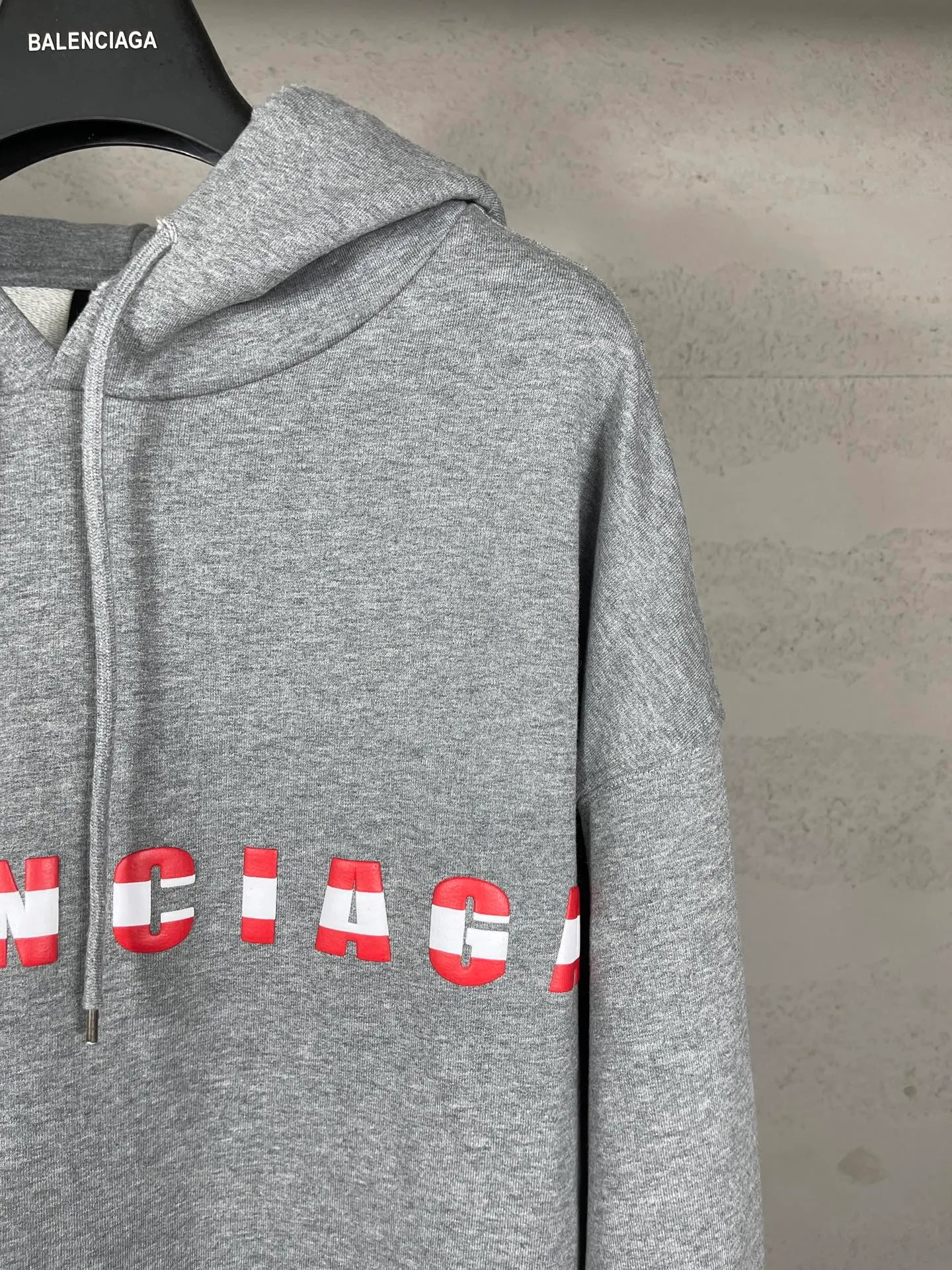 🅿️336 Detailed pictures [Top version. Official website quality] BALENCI*GA/Paris. 25ss latest model. Paris English color LOGO foam printed washed and worn hooded sweatshirt. The brick cabinet is synchronized. The fabric is made of Paris ZP custom-woven and dyed cotton sweatshirt, with a weight of 460 grams. The cloth surface is clean. The cloth pattern is clear, soft and comfortable, and the threads are dyed with no color difference. The classic pattern is foam printed using environmentally friendly imported materials, with clear letters and a strong three-dimensional feel. Restored brick cabinet. The garments were washed and aged, and polished by many hands. Produced by ultra-heavy craftsmanship, the market currency is very different, welcome to compare. The version adopts OS loose shoulder design. The same style for men and women. Code: BL259928 Color: Washed black, floral gray Size: XS S M L