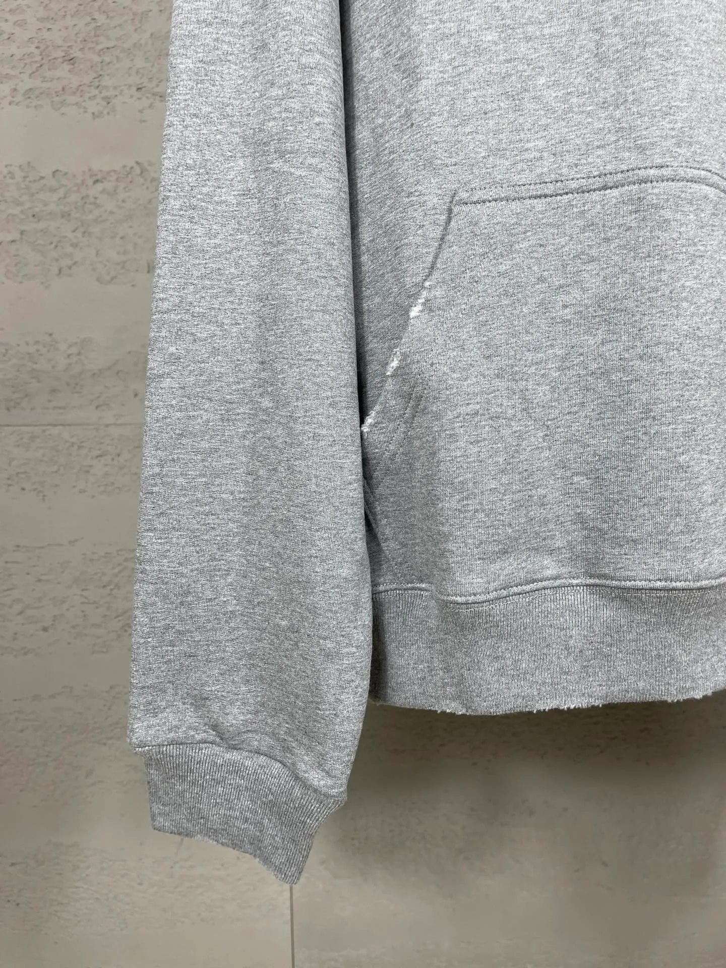 🅿️336 Detailed pictures [Top version. Official website quality] BALENCI*GA/Paris. 25ss latest model. Paris English color LOGO foam printed washed and worn hooded sweatshirt. The brick cabinet is synchronized. The fabric is made of Paris ZP custom-woven and dyed cotton sweatshirt, with a weight of 460 grams. The cloth surface is clean. The cloth pattern is clear, soft and comfortable, and the threads are dyed with no color difference. The classic pattern is foam printed using environmentally friendly imported materials, with clear letters and a strong three-dimensional feel. Restored brick cabinet. The garments were washed and aged, and polished by many hands. Produced by ultra-heavy craftsmanship, the market currency is very different, welcome to compare. The version adopts OS loose shoulder design. The same style for men and women. Code: BL259928 Color: Washed black, floral gray Size: XS S M L