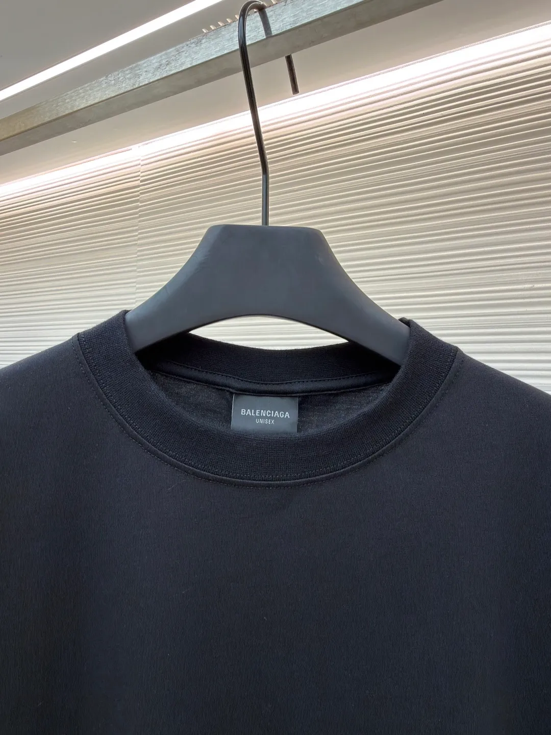 Balenciaga 3M embroidered round neck short sleeves ●Original version: purchased and developed for 5500 ●Item number: 1681334-A00 ●Fabric: plain knitted fabric ●Technology: embroidery production ●Color: black ●Version: fitted version ●Weight: about 245g ●Size: Thread, 340g. 24S fabric is a medium-to-thick yarn, suitable for creating thick, crisp fabrics with a slightly rough texture, which is in line with the "natural and original" effect pursued by retro style. The texture is soft, breathable and elastic, suitable for close-fitting wear and able to create a simple and smooth silhouette. The loose silhouette design details with a retro feel are reflected through old textures, faded processing, and classic tailoring. The entire embroidery body adopts new tatami twill lace embroidery. The tatami embroidery stitches are intertwined and form diagonal lines. The tatami woven surface and the shaped edge integrally connected with the tatami woven surface. Good flatness, soft hand feel, good elasticity and good gloss. The woven surface of tatami is indented compared to the fixed edge, which improves the three-dimensional effect of the pattern and has a better visual effect. The overall wiring is straight and delicate, the fabric is comfortable and soft, and the color is consistent without color difference. It can be matched with the same style to create a fashionable look and control various occasions. Customized accessories, complete with three standards, same style for men and women!