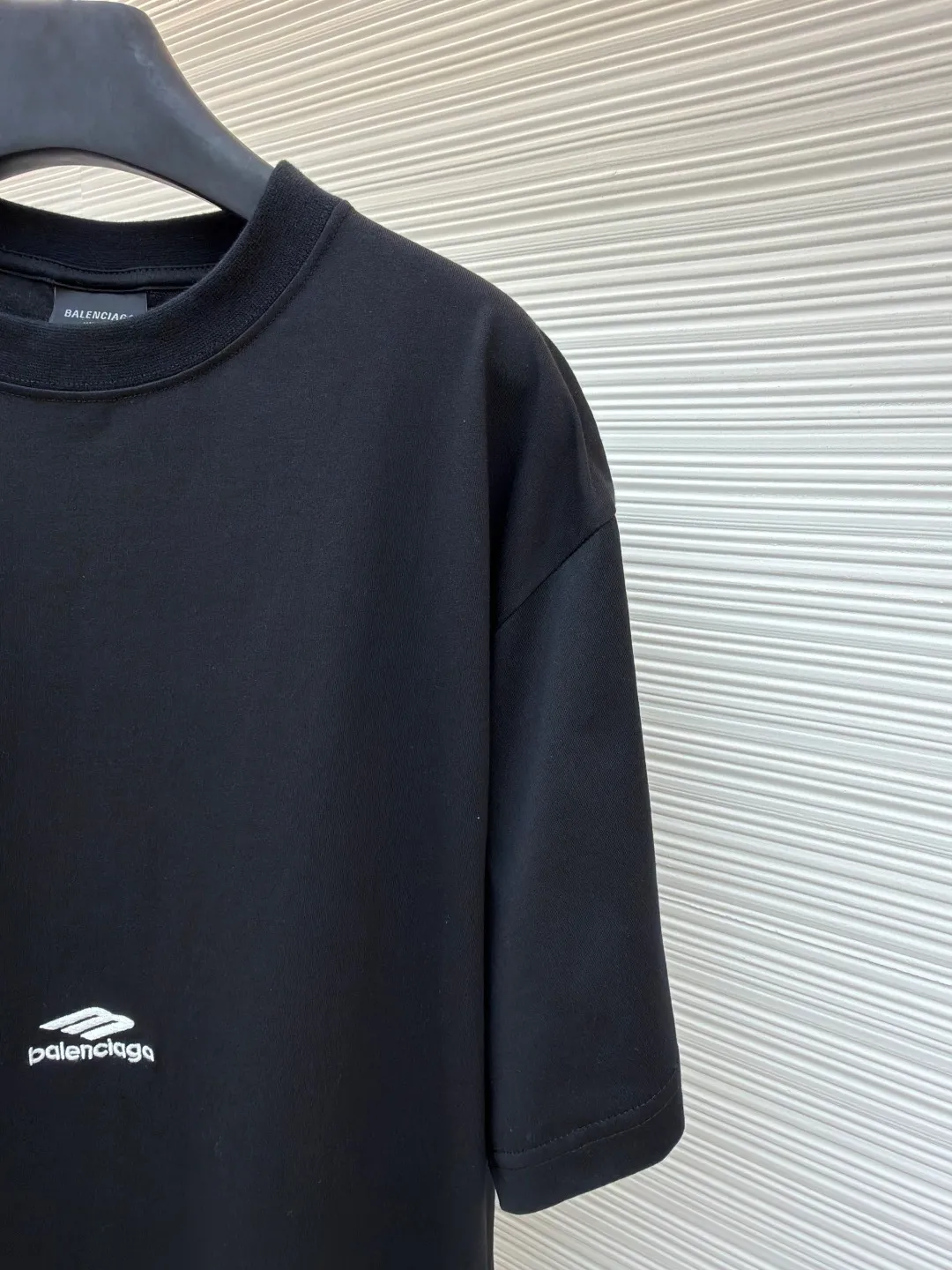 Balenciaga 3M embroidered round neck short sleeves ●Original version: purchased and developed for 5500 ●Item number: 1681334-A00 ●Fabric: plain knitted fabric ●Technology: embroidery production ●Color: black ●Version: fitted version ●Weight: about 245g ●Size: Thread, 340g. 24S fabric is a medium-to-thick yarn, suitable for creating thick, crisp fabrics with a slightly rough texture, which is in line with the "natural and original" effect pursued by retro style. The texture is soft, breathable and elastic, suitable for close-fitting wear and able to create a simple and smooth silhouette. The loose silhouette design details with a retro feel are reflected through old textures, faded processing, and classic tailoring. The entire embroidery body adopts new tatami twill lace embroidery. The tatami embroidery stitches are intertwined and form diagonal lines. The tatami woven surface and the shaped edge integrally connected with the tatami woven surface. Good flatness, soft hand feel, good elasticity and good gloss. The woven surface of tatami is indented compared to the fixed edge, which improves the three-dimensional effect of the pattern and has a better visual effect. The overall wiring is straight and delicate, the fabric is comfortable and soft, and the color is consistent without color difference. It can be matched with the same style to create a fashionable look and control various occasions. Customized accessories, complete with three standards, same style for men and women!