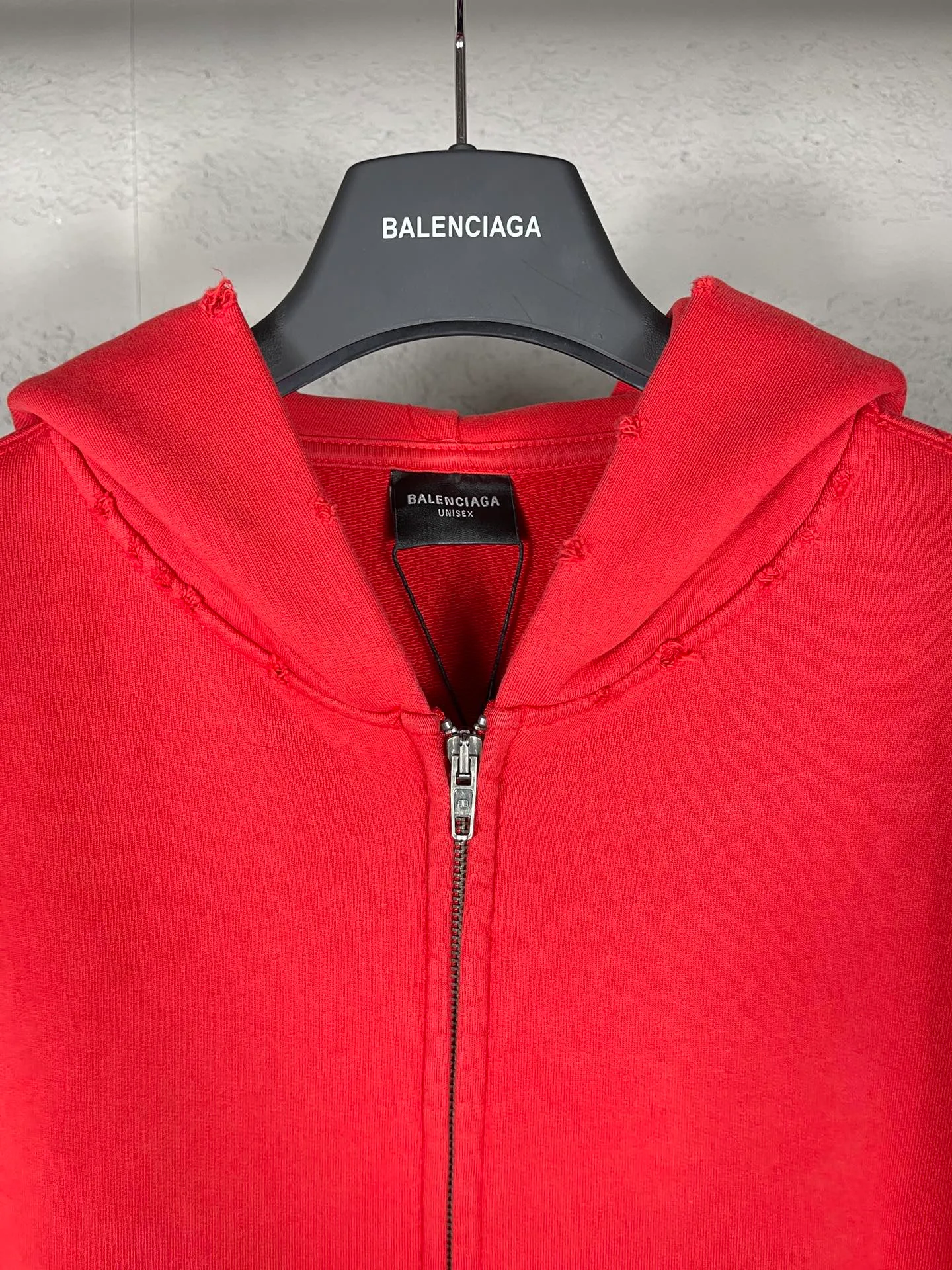 🅿️400 real photos [Top version. Official website quality] BALENCI*GA/Paris. 23ss latest classic hot model. Purchase the original board at the first time. Color. Printing. Washing. Production and authenticity. Wrong version in Jubie market. Welcome to compare. Tape direct printing. Ready-made garments are washed and worn twice. The worn zipper cardigan hooded jacket. Brick cabinet synchronization. The fabric is made of Paris ZP custom-woven and dyed cotton sweatshirt. The weight is 450 grams, the cloth surface is clean. The cloth pattern is clear, soft and comfortable, and the threads are dyed with no color difference. The classic pattern adopts Kornit imported direct injection. The letters are clear and the effect is three-dimensional. Restored brick cabinet. The garments were washed and aged, and polished by many hands. Produced by ultra-heavy craftsmanship, special market currency. Note⚠️ZP fabric is made of fine-grained yarn. Pay attention to the big difference! Welcome to compare! The version adopts OS loose shoulder version. The same style for men and women. Code: BL238022 Color: Dark gray blue. Red Size: XS S M L