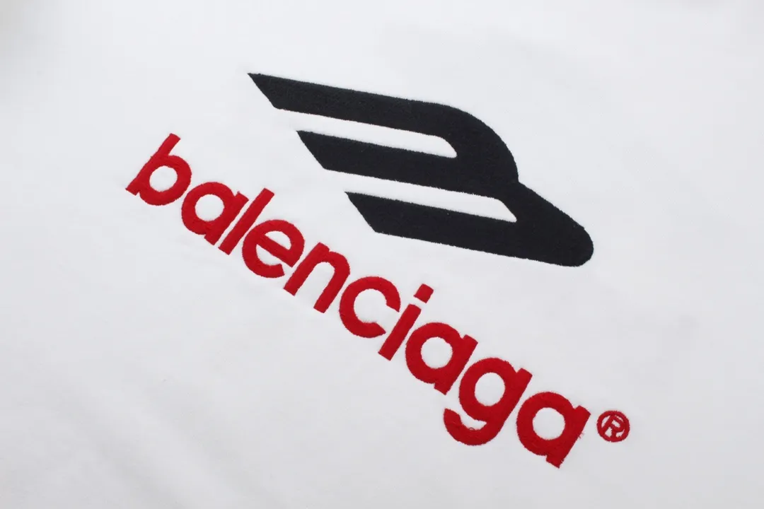 🅿️270 detailed pictures [Top version. Official website quality] BALENCI*GA/Paris BALENCI*GA#2024 latest model, round neck sweatshirt with large letter LOGO icon embroidery. Brick cabinet synchronization. Develop and develop genuine products at the first time. Embroidery. All colors are on the same board. Welcome to compare! The fabric is made of Paris ZP custom-woven and dyed cotton double-yarn large parka. The weight is 450 grams. The cloth surface is clean. The cloth pattern is clear. It is soft and comfortable. It has good color fastness and is not easy to change color. The threads are woven and dyed with no color difference. The embroidery is done using an imported Tajima embroidery machine, with a three-dimensional effect and clear lines. There are no burrs and miscellaneous threads, and the embroidery is of ultra-high craftsmanship. The version adopts OS loose shoulder design. Same style for men and women. Code: BL235571 Color: dark blue gray, white Size: XS S M L