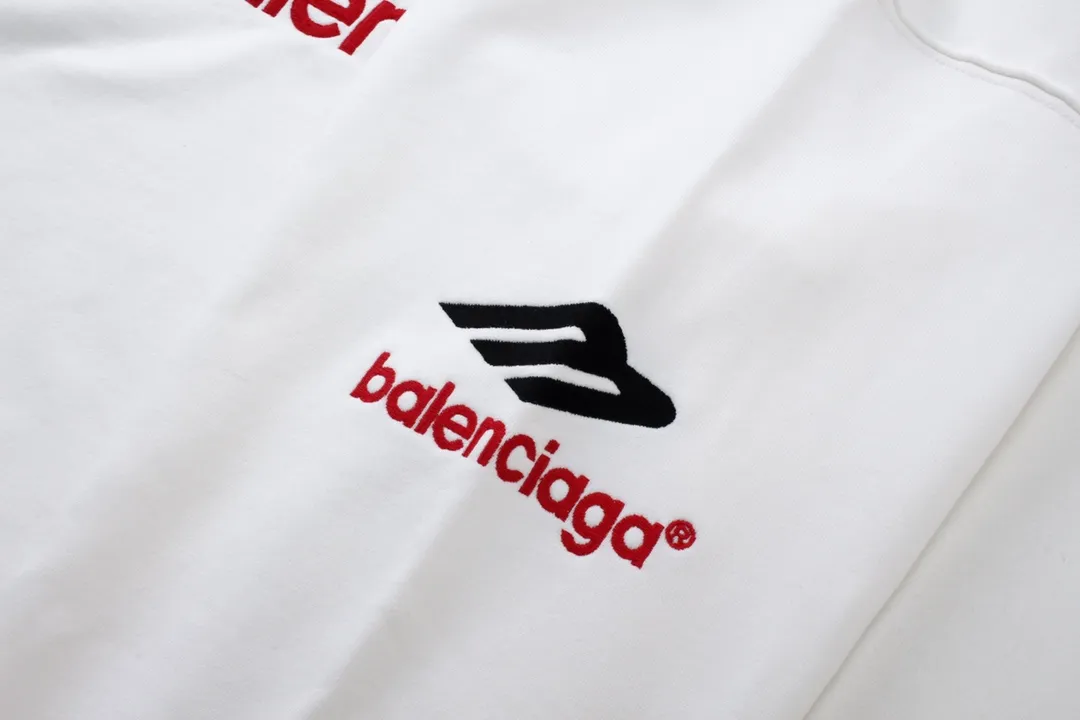 🅿️270 detailed pictures [Top version. Official website quality] BALENCI*GA/Paris BALENCI*GA#2024 latest model, round neck sweatshirt with large letter LOGO icon embroidery. Brick cabinet synchronization. Develop and develop genuine products at the first time. Embroidery. All colors are on the same board. Welcome to compare! The fabric is made of Paris ZP custom-woven and dyed cotton double-yarn large parka. The weight is 450 grams. The cloth surface is clean. The cloth pattern is clear. It is soft and comfortable. It has good color fastness and is not easy to change color. The threads are woven and dyed with no color difference. The embroidery is done using an imported Tajima embroidery machine, with a three-dimensional effect and clear lines. There are no burrs and miscellaneous threads, and the embroidery is of ultra-high craftsmanship. The version adopts OS loose shoulder design. Same style for men and women. Code: BL235571 Color: dark blue gray, white Size: XS S M L