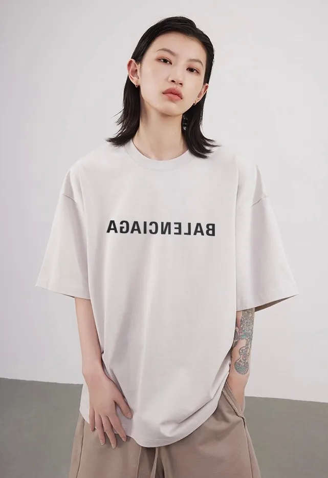 ♻️💯Upper body reference model picture❤️23SS BALENCIAGA Balenciaga embroidered frayed mirror LOGO male and female couple stars the same style pure cotton loose short-sleeved T-shirt. The os version is really charming. Balenciaga is really the best. The new styles of each season are made to the extreme. They are very practical and can be worn casually. They are made of 32-count double yarn, 280-gram heavy fabric, and imported knitting needle carded cotton. The thickness is moderate, drapey and contoured, and the upper body is comfortable! ! It is very tolerant to fat body types and can instantly lose five pounds after wearing it!  The front #simple element# embroidery is imported from Tajima high-density heavy embroidery technology. The fonts are three-dimensional and full. The neck straps are made of pure cotton and are one-piece straps. There is no color difference and will not deform. In the past two years, oversize has become the focus of the trend and has been a popular staple in the past two years. The change of designers has made this brand an instant hit. The progressive fashion of the times also needs the blood impact of fresh elements and trendy designs to continue its glory! It’s stylish both inside and outside, a must-have for high street travel! An absolute "eye-catching style" that can be matched with couples 💏 New collar label, please pay attention to distinguish it.  Size: XS-L P:250
