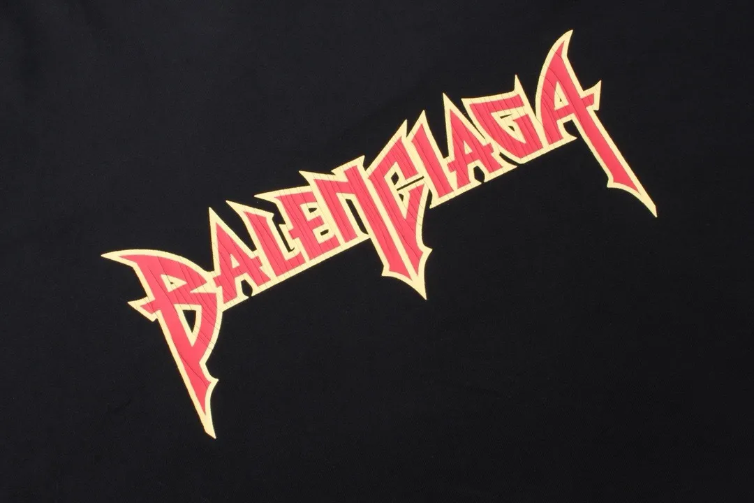 🅿️240 Detailed Picture [Top version. Official website quality] BALENCI*GA/Paris. Lightning letter straight crack print, washed, distressed and spliced ​​long-sleeved T-shirt. Brick cabinet synchronization. The fabric is made of Paris ZP custom-woven and dyed 100% cotton double yarn compact cotton. The weight is 260 grams, the cloth surface is clean. The cloth pattern is clear, soft and comfortable. The threads are dyed with no color difference. The classic pattern is printed with environmentally friendly imported tensile materials and precision printing screens. The letters are clear and the effect is three-dimensional. The ready-made clothes are hand-painted and restored to ZP, the ready-made clothes are worn and the brick cabinets are restored. Different market currency, welcome to compare, the version adopts OS loose shoulder version. Same style for men and women Coding: BL225025 Color: black, off-white Size: XS S M L