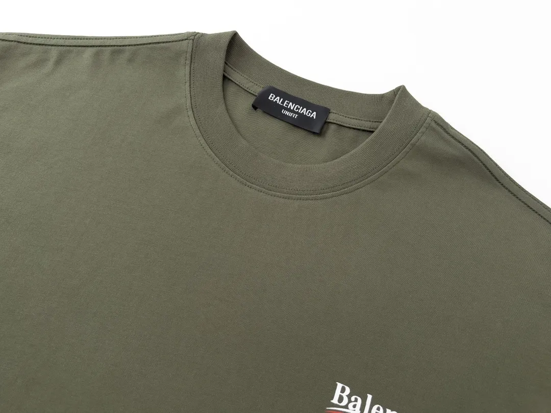 🅿️170 Detailed picture [Top version. Official website quality] BALENCI*GA/Paris #Classic, Coke printed short-sleeved T-shirt# The fabric is made of Paris ZP custom-woven and dyed cotton double yarn. Weighing 260 grams, the cloth surface is clean. The cloth pattern is clear, soft and comfortable. The threads are dyed with no color difference. The classic pattern printing uses environmentally friendly imported glue and precision stencil. The letters are clear. No burrs. The three-dimensional effect is strong. All colors are synchronized with the brick cabinets, custom woven and dyed, and will not fade. Different market currencies. The version adopts OS loose shoulder design. Same style for men and women. Code: BL223029 Color: white, black, yellow, red, floral gray, gray orchid, blue, military green Size: XS to L