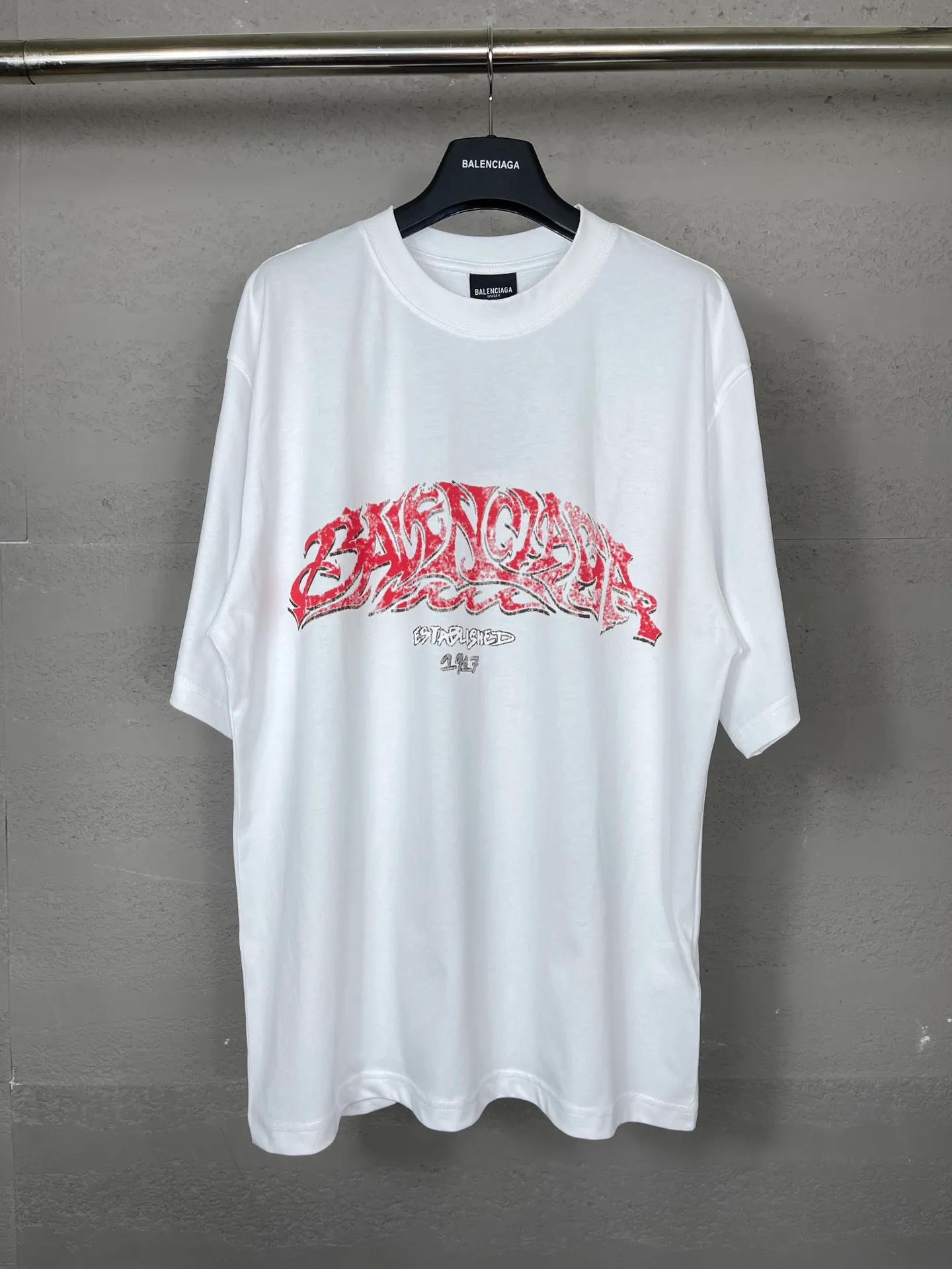 🅿️186 real photos [Top version. Official website quality] BALENCI*GA/Paris. 2024 latest flame graffiti direct-printed short-sleeved T-shirt. Brick cabinet synchronization. ⚠️Difference in market currency. Developed by YB. The fabric is made of Paris ZP custom-woven and dyed 100% cotton double yarn compact cotton. The weight is 260 grams, the cloth surface is clean. The cloth pattern is clear, soft and comfortable. The threads are dyed with no color difference. The front and back printing adopts Kornit direct-injection printing pattern and adopts OS loose shoulder-dropping pattern. Same style for men and women. Code: BL223109 Color: dark gray blue. Pink. White Size: XS to L