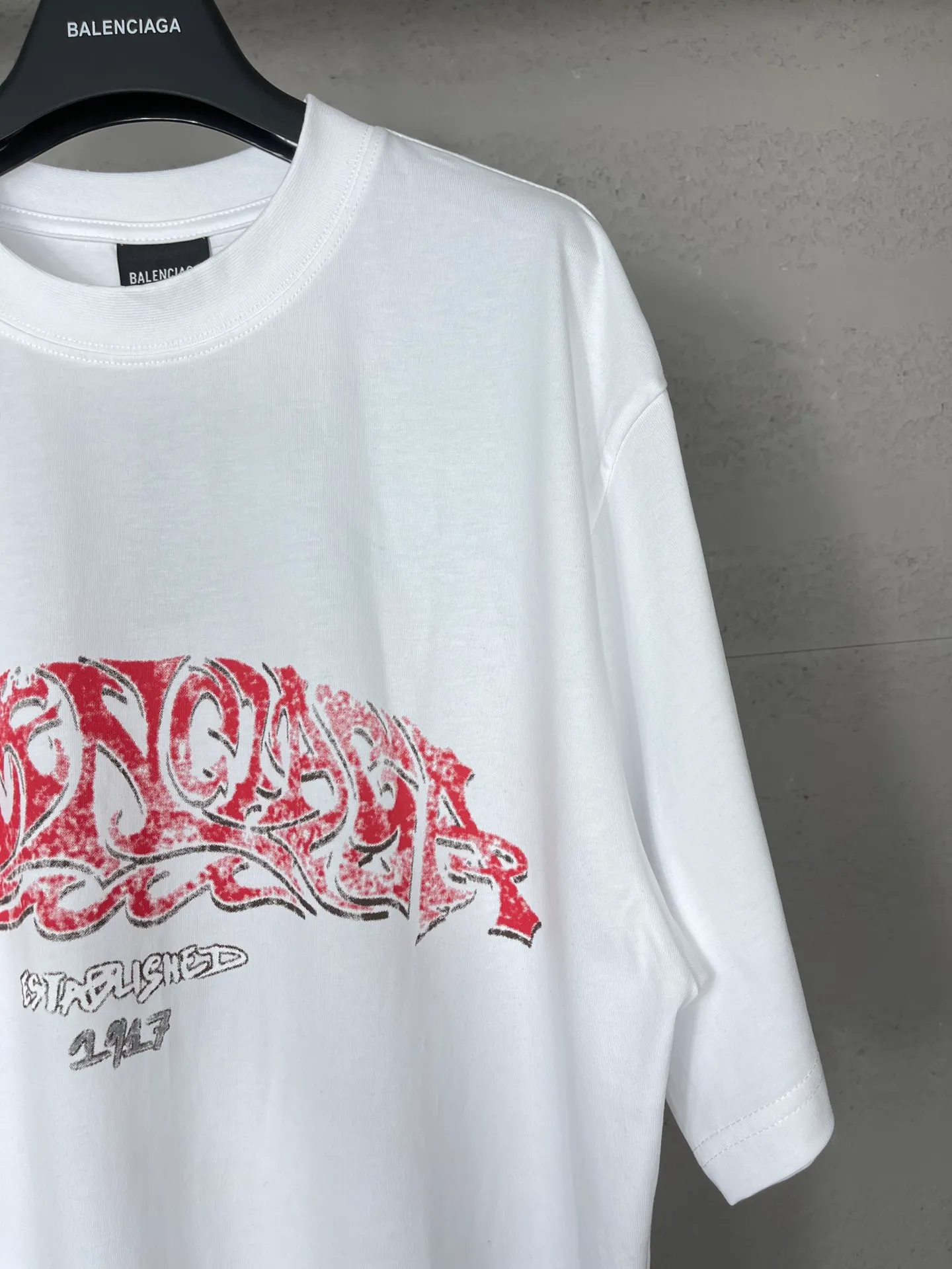 🅿️186 real photos [Top version. Official website quality] BALENCI*GA/Paris. 2024 latest flame graffiti direct-printed short-sleeved T-shirt. Brick cabinet synchronization. ⚠️Difference in market currency. Developed by YB. The fabric is made of Paris ZP custom-woven and dyed 100% cotton double yarn compact cotton. The weight is 260 grams, the cloth surface is clean. The cloth pattern is clear, soft and comfortable. The threads are dyed with no color difference. The front and back printing adopts Kornit direct-injection printing pattern and adopts OS loose shoulder-dropping pattern. Same style for men and women. Code: BL223109 Color: dark gray blue. Pink. White Size: XS to L