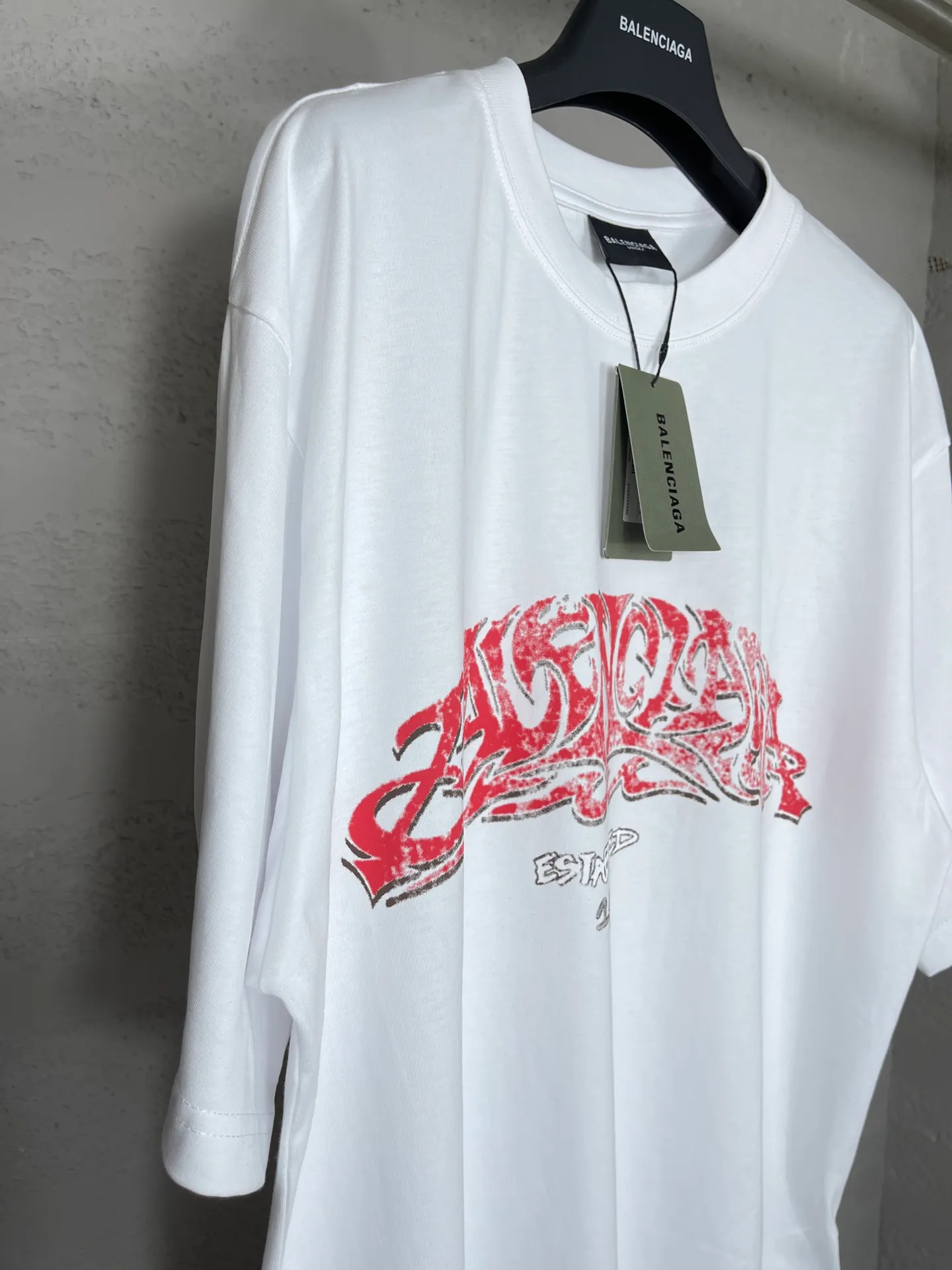 🅿️186 real photos [Top version. Official website quality] BALENCI*GA/Paris. 2024 latest flame graffiti direct-printed short-sleeved T-shirt. Brick cabinet synchronization. ⚠️Difference in market currency. Developed by YB. The fabric is made of Paris ZP custom-woven and dyed 100% cotton double yarn compact cotton. The weight is 260 grams, the cloth surface is clean. The cloth pattern is clear, soft and comfortable. The threads are dyed with no color difference. The front and back printing adopts Kornit direct-injection printing pattern and adopts OS loose shoulder-dropping pattern. Same style for men and women. Code: BL223109 Color: dark gray blue. Pink. White Size: XS to L