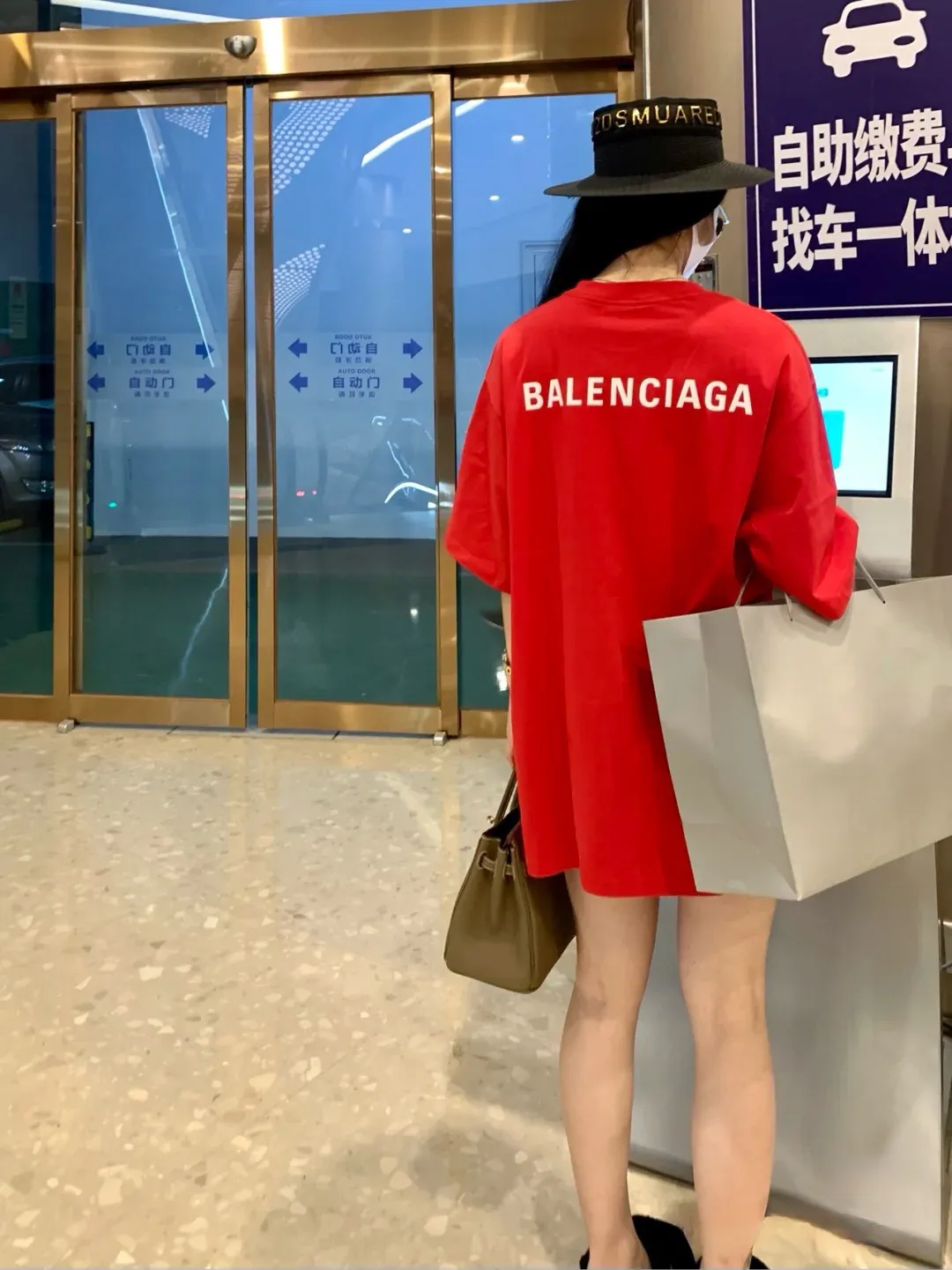 ♻️💯Upper body reference model ❤️Top tested version BALENCIAGA large LOGO basic letters on the back pure cotton loose loose male and female couples same style trendy brand high-end short-sleeved T-shirt The god of simplicity in Paris, a volume sought after by many stars. Lisa’s favorite basic short-sleeved Paris style, which has a very high appearance rate. Wear alone, paired with jeans, shorts, and sweatpants, it's a versatile style. Xiaohongshu, a hot item on INS, a must-have for Paris fans. The logo slogan on the back is made of Tajima embroidery technology. Please pay attention to the importance of the version. Don't make a pattern based on the pictures. If you don't have the original version, you won't be able to make it look one to one like the original version. At most, you can just make a look. It's just a piece of clothing without a soul. The fabric is made of 24S 260g double yarn pure cotton fabric. The threads and fabric are custom woven and dyed in the same style, without color difference.  A complete set of customized tags, collar tags, washed, plastic bags, and most importantly, a complete set of bags, tag codes, and codes are all authentic.  Color: White Black Royal Blue Apricot Floral Gray Pink Beige Chinese Red Deep Sea Blue Purple Size: XS-L P:250