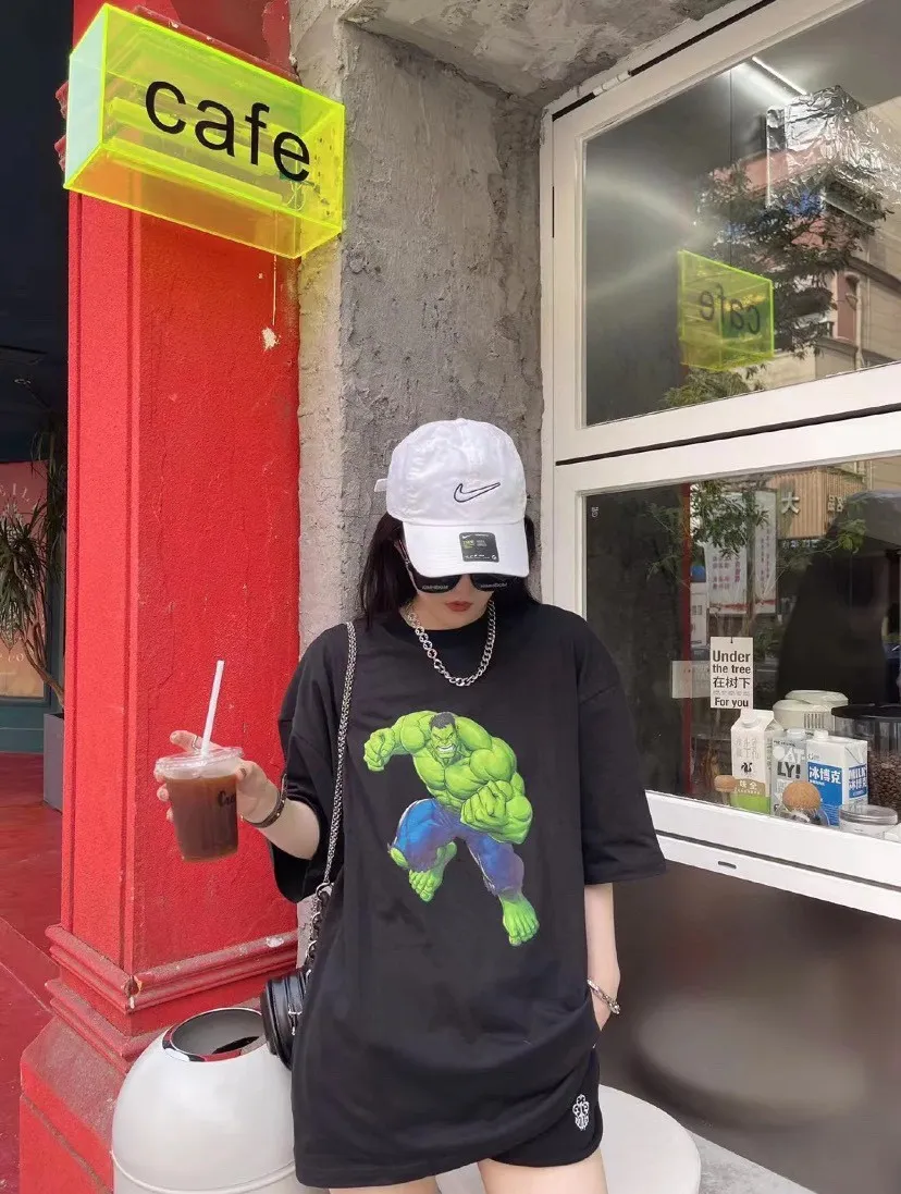 ♻️💯Upper body reference model❤️The strongest Balenciaga/Balenciaga Heavy Industry washed Hulk Marvel joint short-sleeved fabric is made of double yarn plain weave, 280g sweatshirt fabric; matched with 32S/1*2 fine cotton double yarn 1*1 rib, washed environmentally friendly dyed fabric, and the threads are in the same vat with no color difference.  The front printed green giant uses water-wash printing technology; it is made of imported environmentally friendly glue material (no odor) and mechanized printing technology. Mechanical printing has high precision, the positioning accuracy can reach ±0.02mm, the quality is stable, and the printing quality is clear, just like the photo. The body is washed and frayed and embroidered elements are added, which greatly increases the interest of the clothing; it has a unique visual effect. The special washing effect creates a unique aged effect. A unisex style that blurs the boundaries, with a classic dropped shoulder and oversize silhouette, and a loose and casual upper body. Color: Black Size: XS-L P:260
