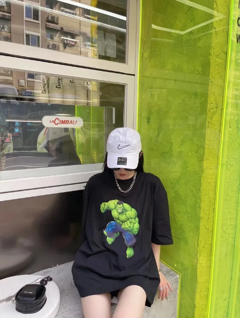 ♻️💯Upper body reference model❤️The strongest Balenciaga/Balenciaga Heavy Industry washed Hulk Marvel joint short-sleeved fabric is made of double yarn plain weave, 280g sweatshirt fabric; matched with 32S/1*2 fine cotton double yarn 1*1 rib, washed environmentally friendly dyed fabric, and the threads are in the same vat with no color difference.  The front printed green giant uses water-wash printing technology; it is made of imported environmentally friendly glue material (no odor) and mechanized printing technology. Mechanical printing has high precision, the positioning accuracy can reach ±0.02mm, the quality is stable, and the printing quality is clear, just like the photo. The body is washed and frayed and embroidered elements are added, which greatly increases the interest of the clothing; it has a unique visual effect. The special washing effect creates a unique aged effect. A unisex style that blurs the boundaries, with a classic dropped shoulder and oversize silhouette, and a loose and casual upper body. Color: Black Size: XS-L P:260