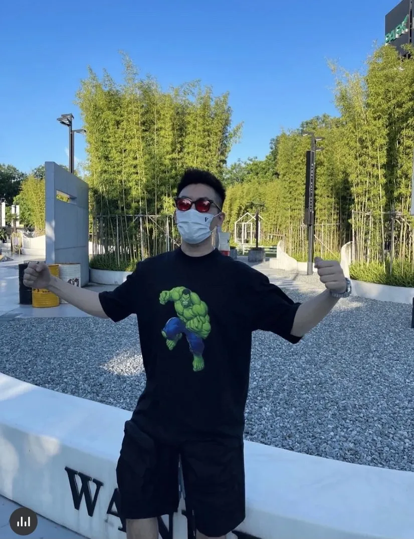 ♻️💯Upper body reference model❤️The strongest Balenciaga/Balenciaga Heavy Industry washed Hulk Marvel joint short-sleeved fabric is made of double yarn plain weave, 280g sweatshirt fabric; matched with 32S/1*2 fine cotton double yarn 1*1 rib, washed environmentally friendly dyed fabric, and the threads are in the same vat with no color difference.  The front printed green giant uses water-wash printing technology; it is made of imported environmentally friendly glue material (no odor) and mechanized printing technology. Mechanical printing has high precision, the positioning accuracy can reach ±0.02mm, the quality is stable, and the printing quality is clear, just like the photo. The body is washed and frayed and embroidered elements are added, which greatly increases the interest of the clothing; it has a unique visual effect. The special washing effect creates a unique aged effect. A unisex style that blurs the boundaries, with a classic dropped shoulder and oversize silhouette, and a loose and casual upper body. Color: Black Size: XS-L P:260