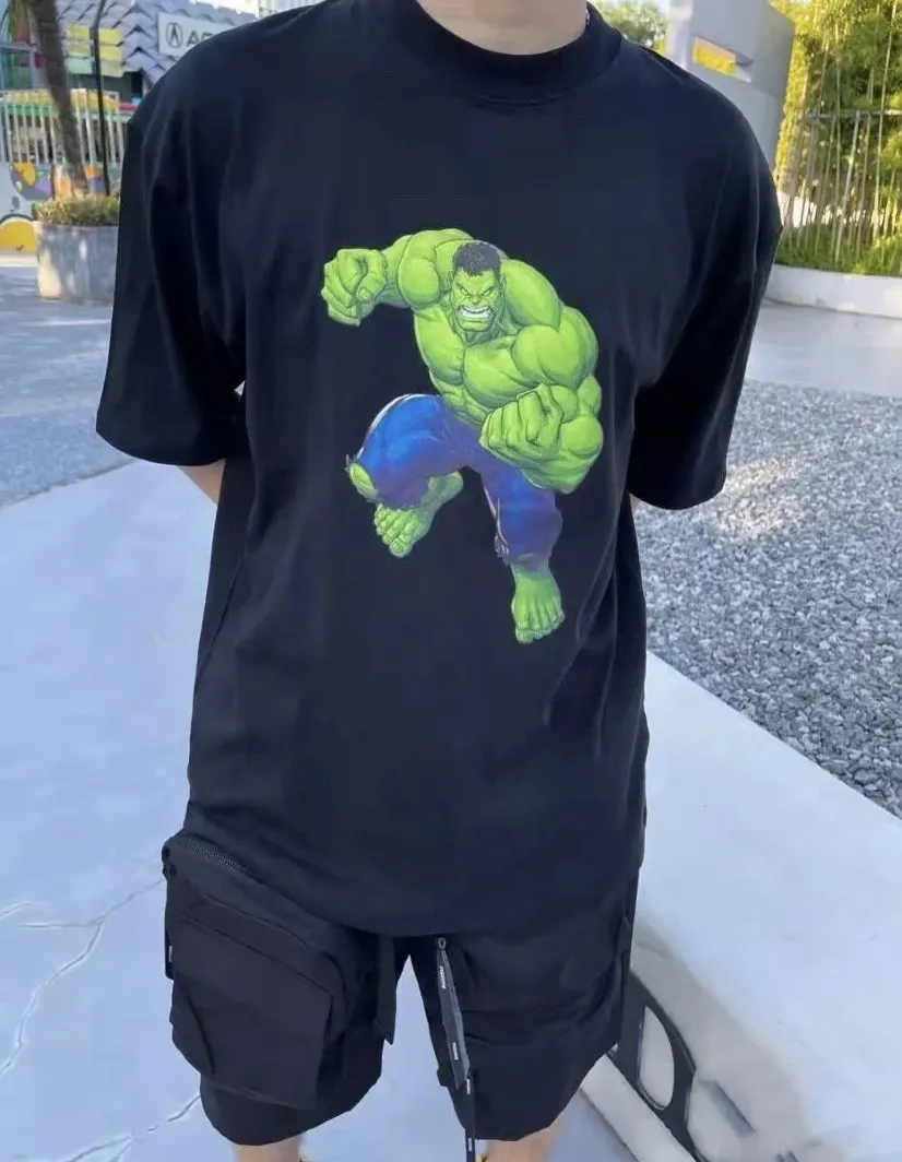 ♻️💯Upper body reference model❤️The strongest Balenciaga/Balenciaga Heavy Industry washed Hulk Marvel joint short-sleeved fabric is made of double yarn plain weave, 280g sweatshirt fabric; matched with 32S/1*2 fine cotton double yarn 1*1 rib, washed environmentally friendly dyed fabric, and the threads are in the same vat with no color difference.  The front printed green giant uses water-wash printing technology; it is made of imported environmentally friendly glue material (no odor) and mechanized printing technology. Mechanical printing has high precision, the positioning accuracy can reach ±0.02mm, the quality is stable, and the printing quality is clear, just like the photo. The body is washed and frayed and embroidered elements are added, which greatly increases the interest of the clothing; it has a unique visual effect. The special washing effect creates a unique aged effect. A unisex style that blurs the boundaries, with a classic dropped shoulder and oversize silhouette, and a loose and casual upper body. Color: Black Size: XS-L P:260
