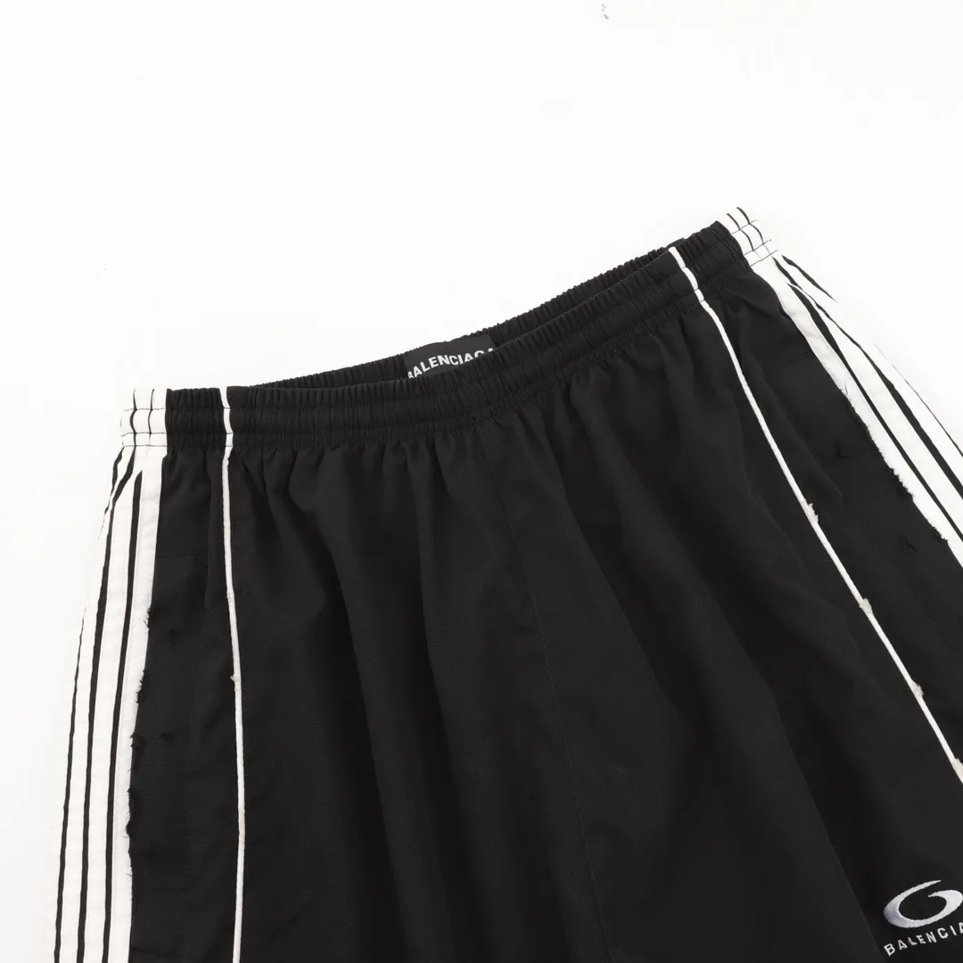 🅿️500 Balenciaga/Balenciaga BLCG 25FW five-stripe half-ring embroidered sports trousers, light luxury, a must-have item for daily commuting for men and women, correct version, welcome to compare, detailed features · Customized matt Taslan jacket fabric · The fabric has undergone a waterproof coating process · The lining is made of three-level polyester bird's eye mesh · OS ultra-loose silhouette design · Side zipper pockets Stand-up collar design · Internal zipper pocket design · Mold-made custom hardware zipper Jacket double slider design · Splicing and inlay technology · Zipper pocket on the side of trousers · Original main mark washed tag packaging Color: Black Size: 46-52