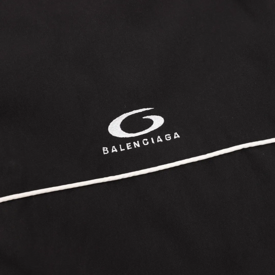 🅿️560 Balenciaga/Balenciaga BLCG 25FW five-stripe half-ring embroidered sports suit, light luxury, a must-have item for daily commuting for men and women, correct version, welcome to compare, detailed features · Customized matt Taslan jacket fabric · The fabric has undergone a waterproof coating process · The lining is made of three-level polyester bird's eye mesh · OS ultra-loose silhouette design · Side zipper pockets Stand-up collar design · Internal zipper pocket design · Mold-made custom hardware zipper Jacket double slider design · Splicing and inlay technology · Zipper pocket on the side of trousers · Original main mark washed tag packaging Color: Black Size: 46-52