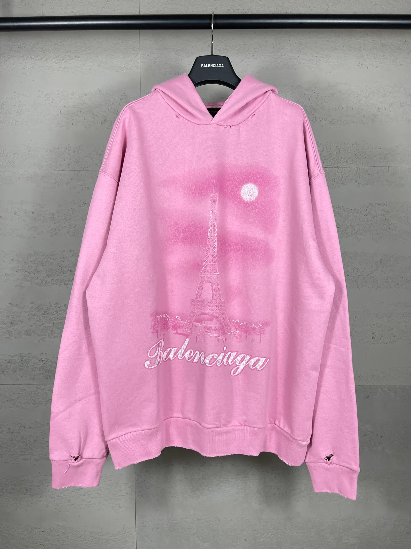 🅿️370 real photos [Top version. Official website quality] BALENCI*GA/Paris. 2024 latest autumn and winter Paris Eiffel Tower direct-injection white ink gradient color printing washed and worn hooded sweatshirt. Overweight craftsmanship, brick cabinet synchronization. ⚠️Distinguish the market currency, genuine product development, welcome to compare! The weight is 460 grams, ground. The hand-painted is consistent with ZP, and the printing uses Kornit digital direct printing. The garments are washed and worn. The whole piece is designed with extra heavy craftsmanship. Comparisons welcome. The version adopts OS loose shoulder design. Same style for men and women. Code: BL238919 Color: pink, washed blue Size: XS. S. M. L