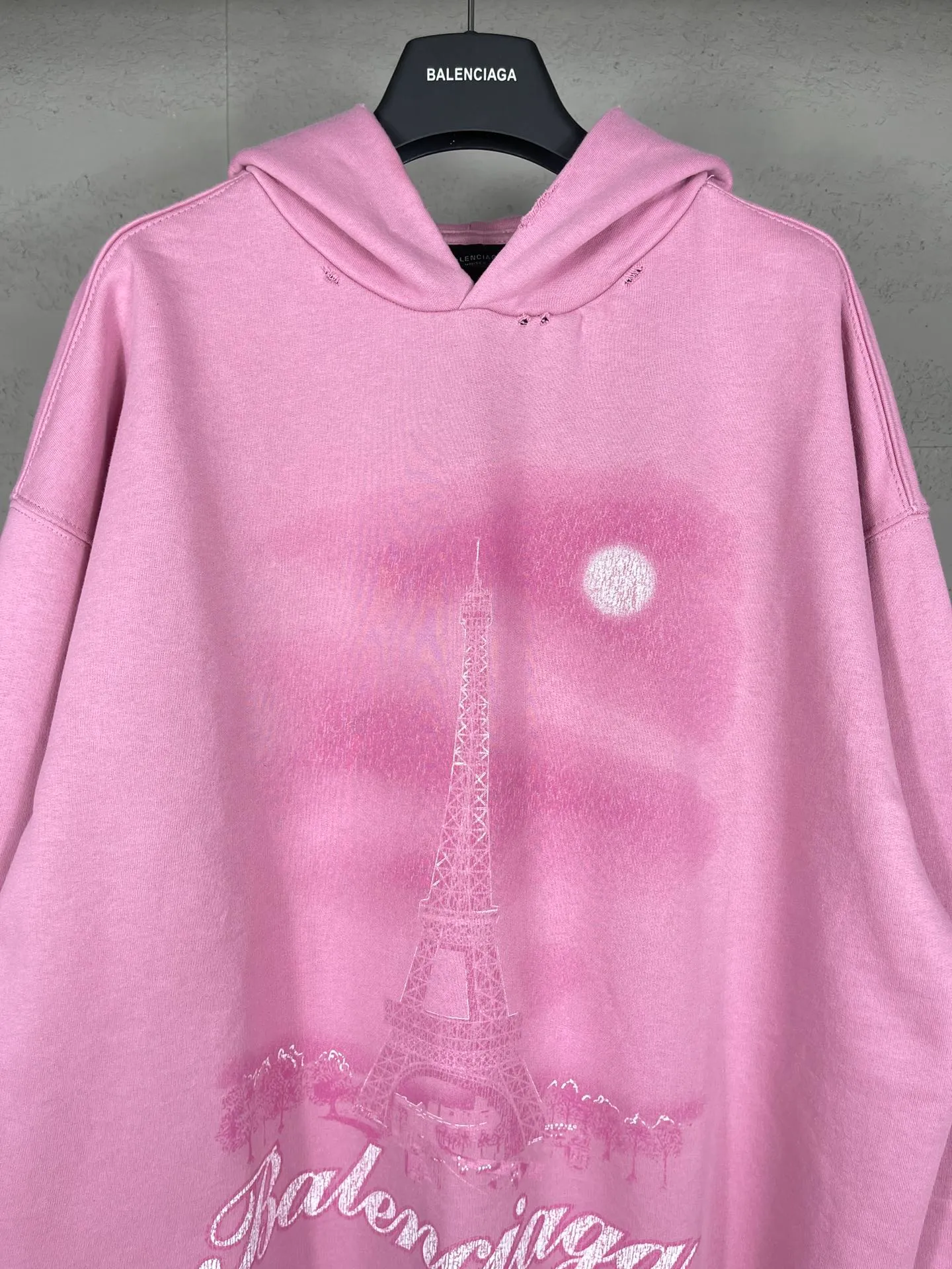 🅿️370 real photos [Top version. Official website quality] BALENCI*GA/Paris. 2024 latest autumn and winter Paris Eiffel Tower direct-injection white ink gradient color printing washed and worn hooded sweatshirt. Overweight craftsmanship, brick cabinet synchronization. ⚠️Distinguish the market currency, genuine product development, welcome to compare! The weight is 460 grams, ground. The hand-painted is consistent with ZP, and the printing uses Kornit digital direct printing. The garments are washed and worn. The whole piece is designed with extra heavy craftsmanship. Comparisons welcome. The version adopts OS loose shoulder design. Same style for men and women. Code: BL238919 Color: pink, washed blue Size: XS. S. M. L