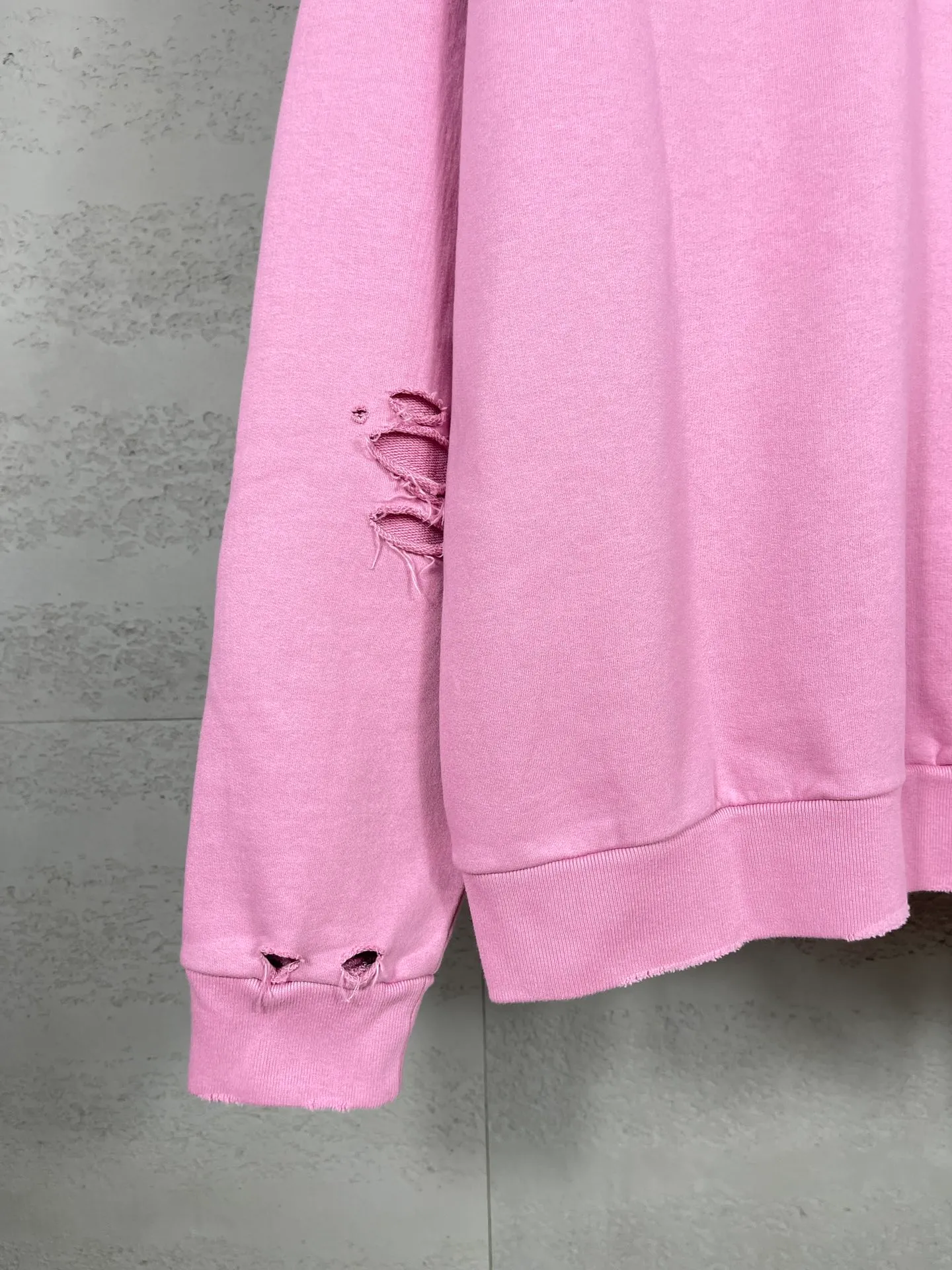 🅿️370 real photos [Top version. Official website quality] BALENCI*GA/Paris. 2024 latest autumn and winter Paris Eiffel Tower direct-injection white ink gradient color printing washed and worn hooded sweatshirt. Overweight craftsmanship, brick cabinet synchronization. ⚠️Distinguish the market currency, genuine product development, welcome to compare! The weight is 460 grams, ground. The hand-painted is consistent with ZP, and the printing uses Kornit digital direct printing. The garments are washed and worn. The whole piece is designed with extra heavy craftsmanship. Comparisons welcome. The version adopts OS loose shoulder design. Same style for men and women. Code: BL238919 Color: pink, washed blue Size: XS. S. M. L